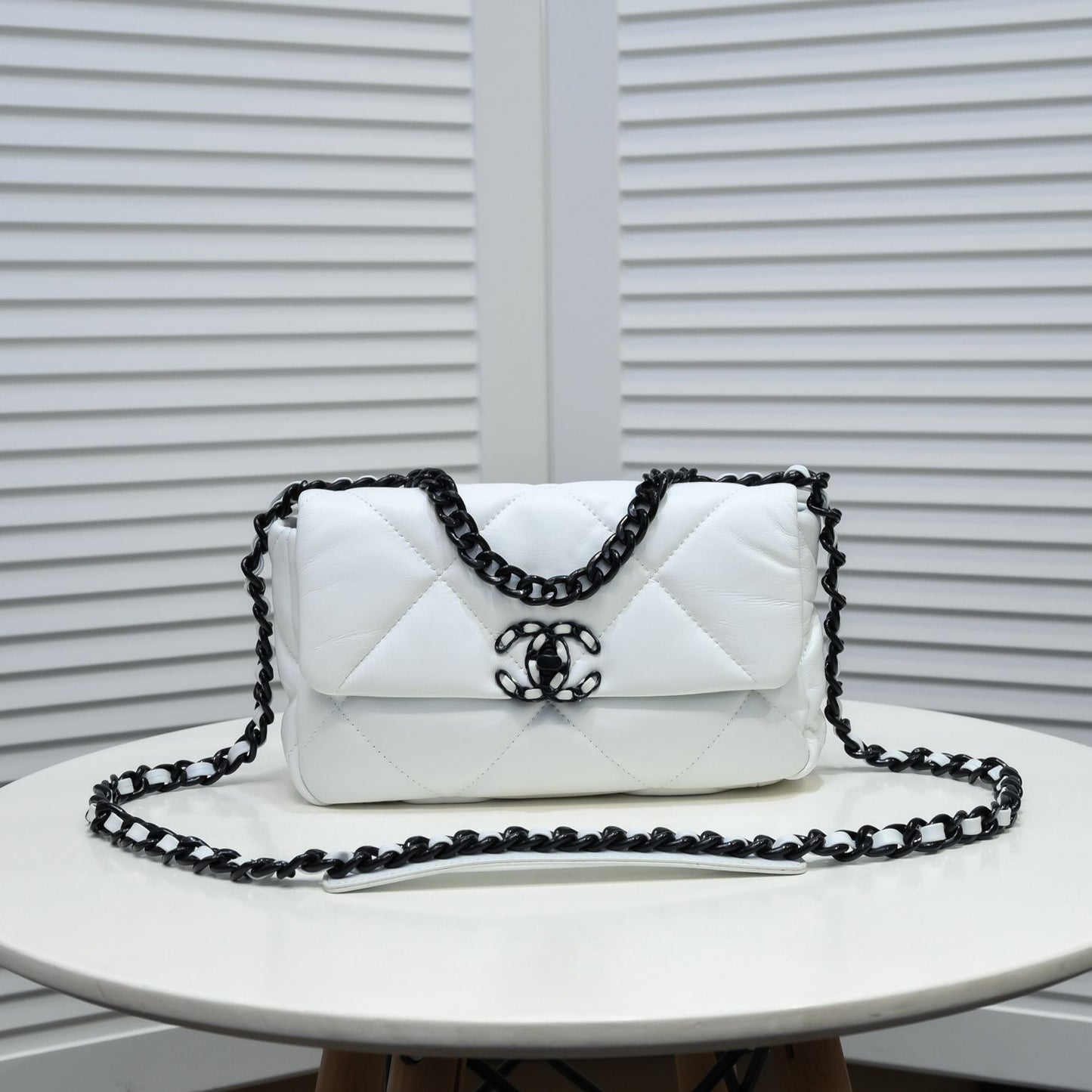 19 FLAP BAG 26CM WHITE BLACK HARDWARE