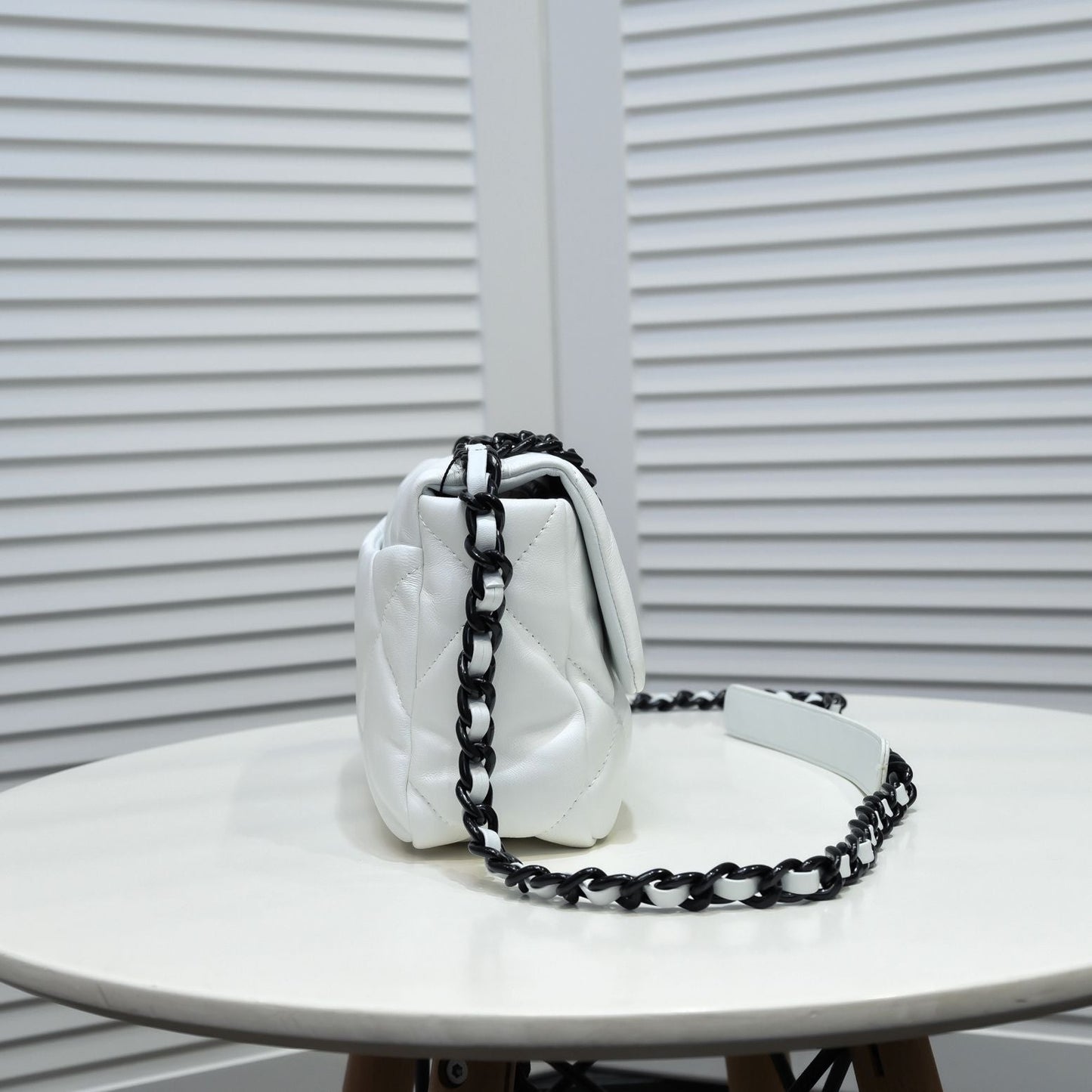 19 FLAP BAG 26CM WHITE BLACK HARDWARE