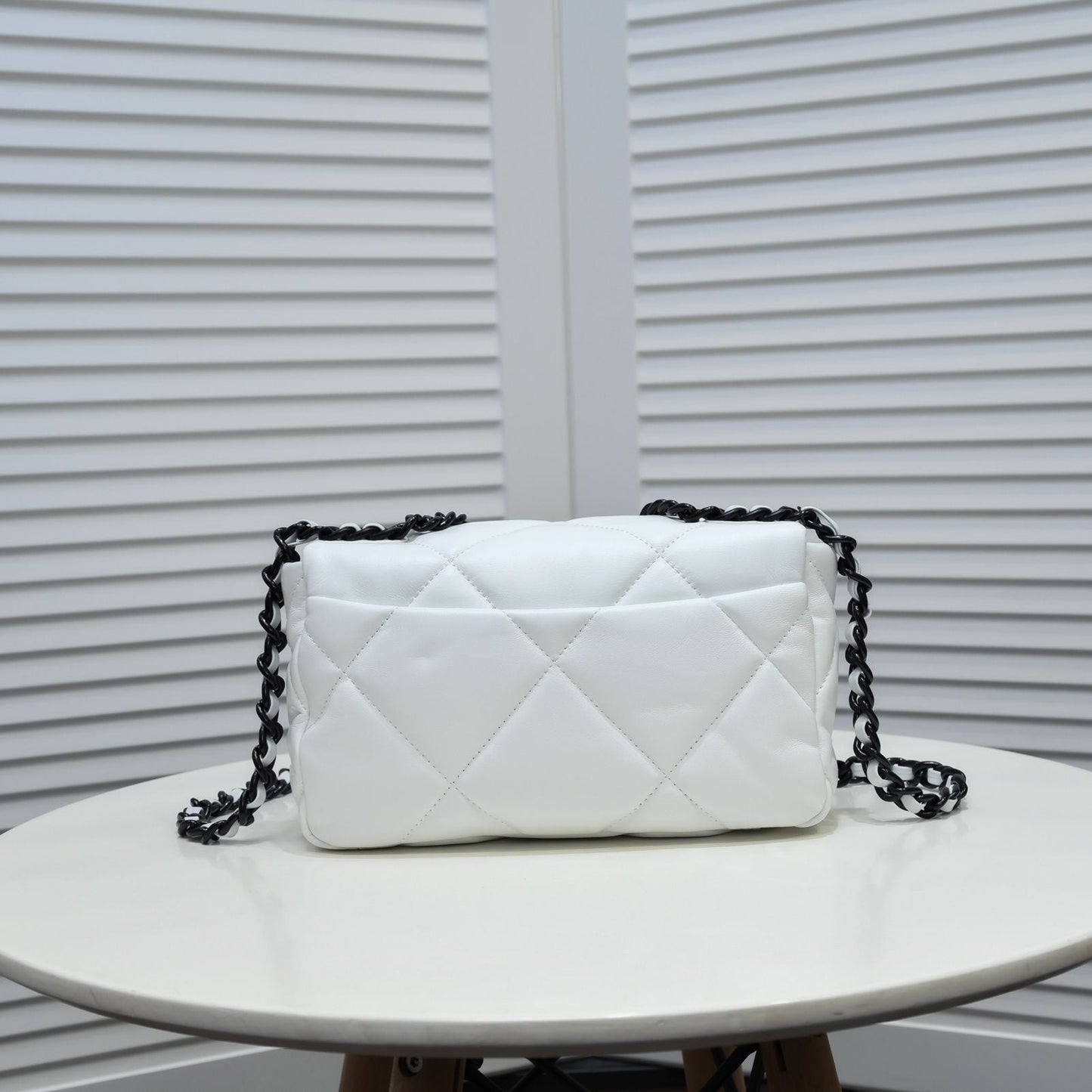 19 FLAP BAG 26CM WHITE BLACK HARDWARE