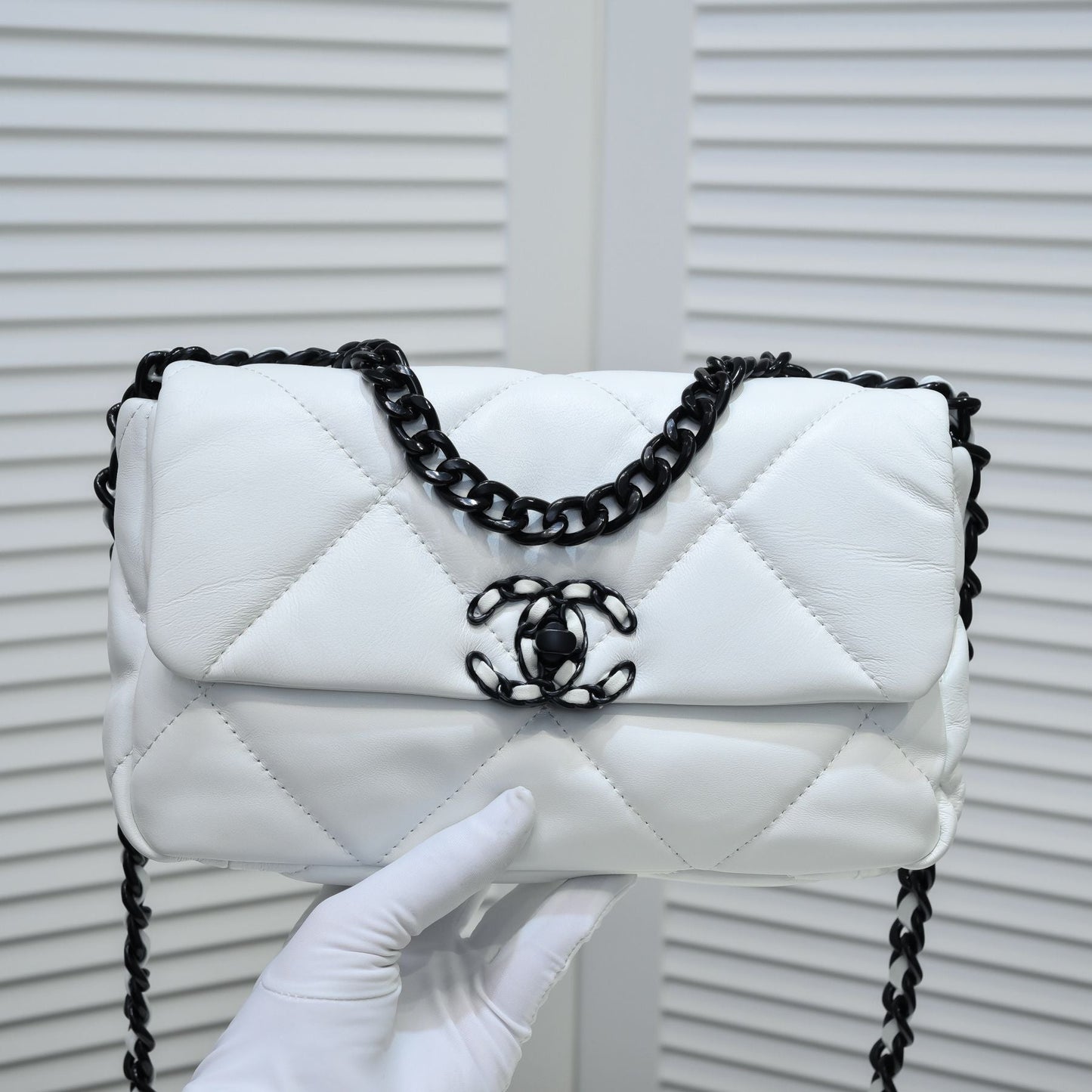 19 FLAP BAG 26CM WHITE BLACK HARDWARE