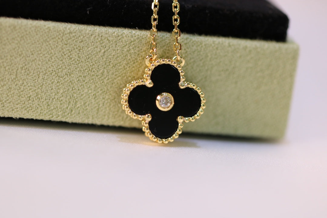 CLOVER NECKLACE GOLD DIAMOND ONYX