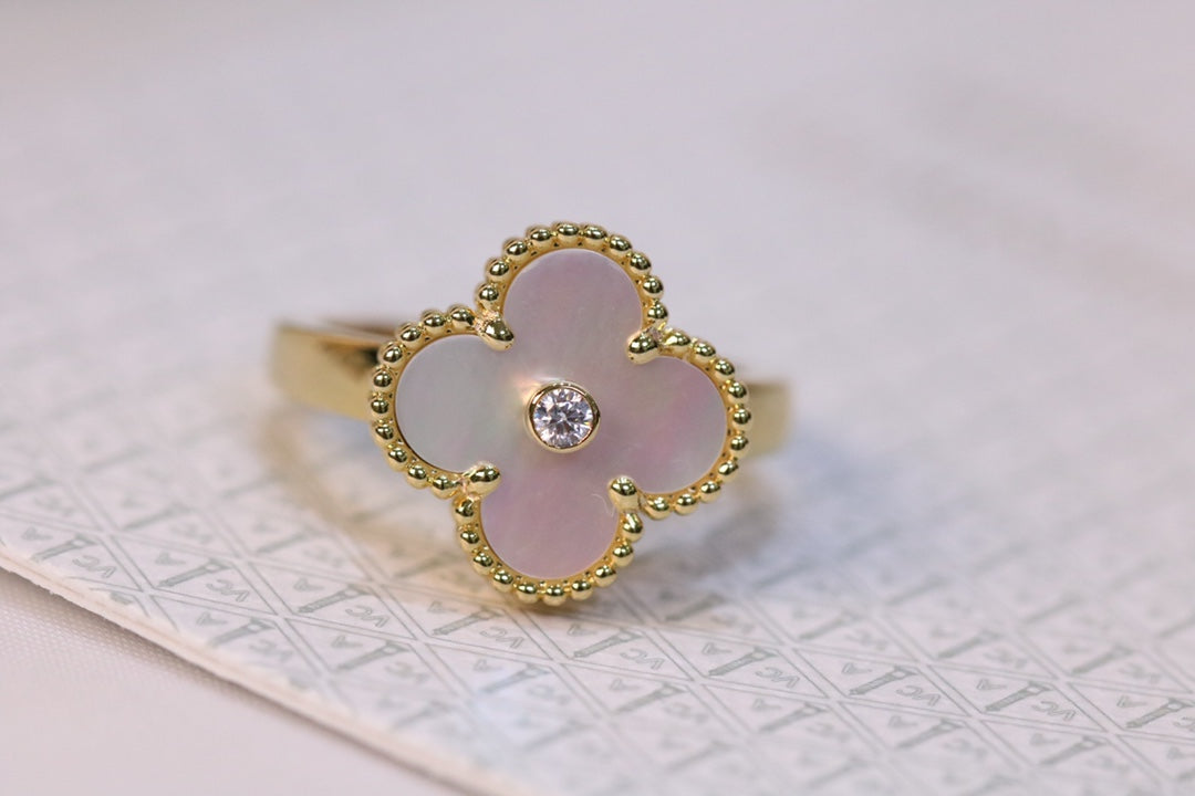 CLOVER PINK MOP RING GOLD DIAMOND