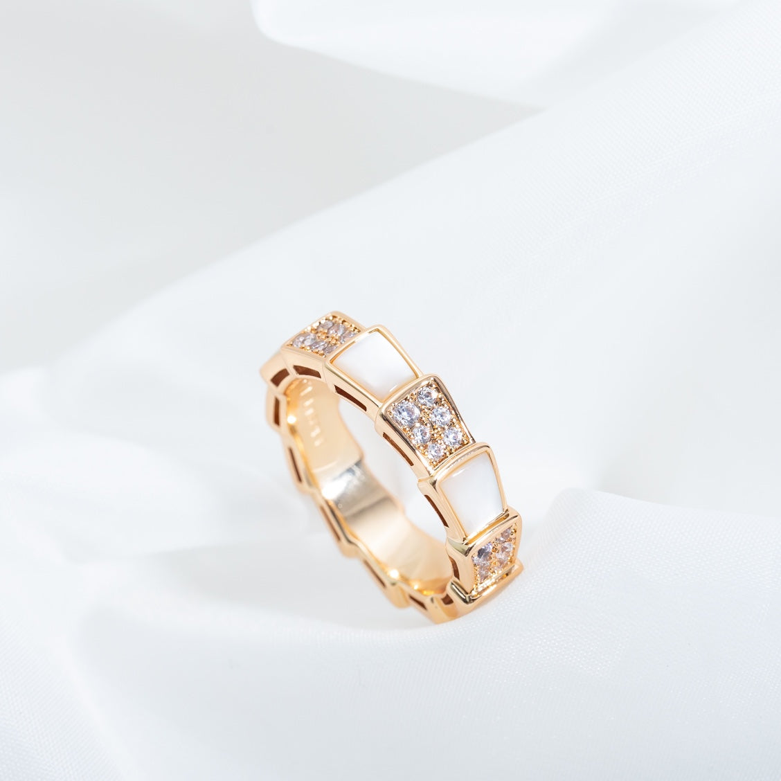 SERPENTI RING PINK GOLD MOP DIAMOND PAVED 4MM