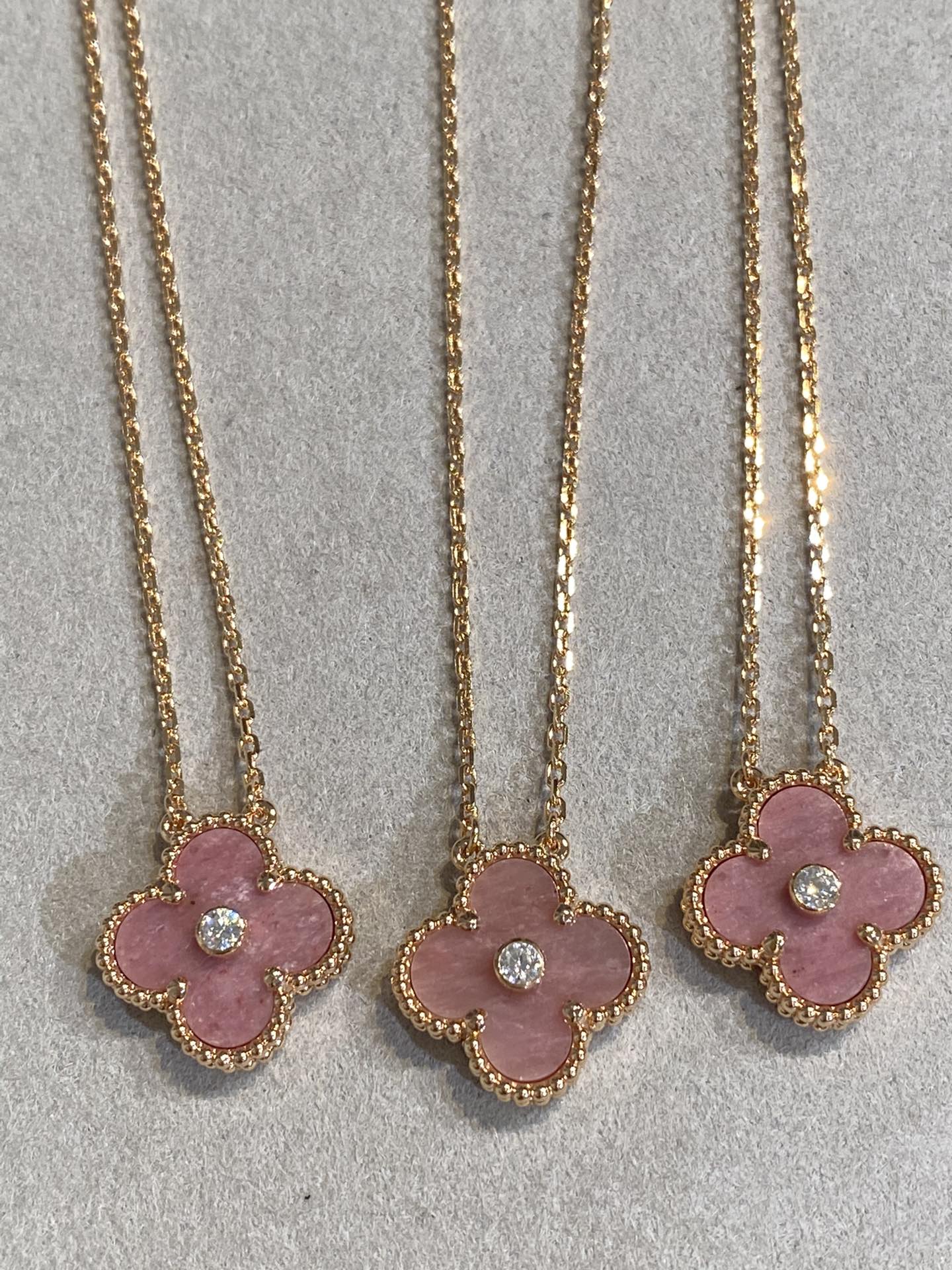 CLOVER RHODONITE 1 DIAMOND PINK GOLD NECKLACE