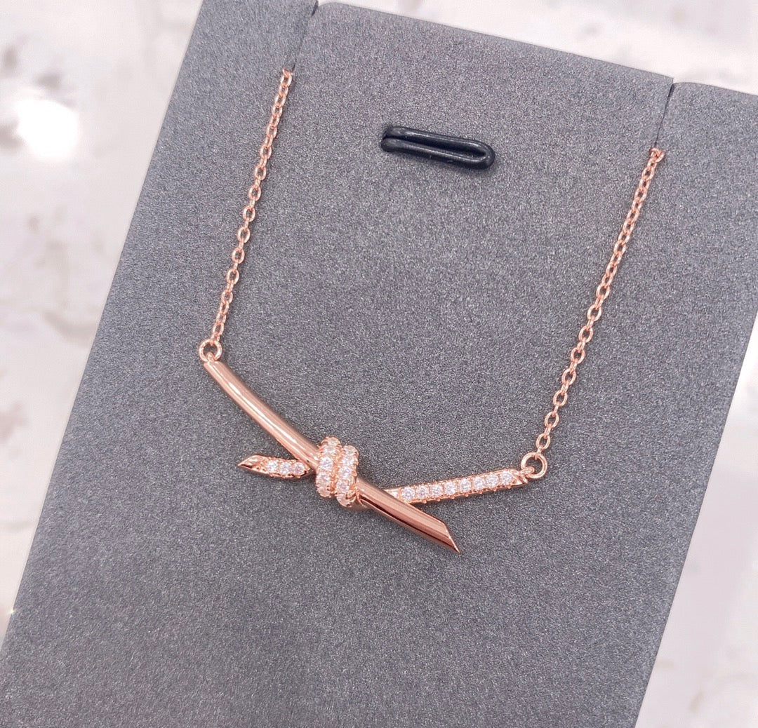 KNOT NECKLACE DIAMONDS