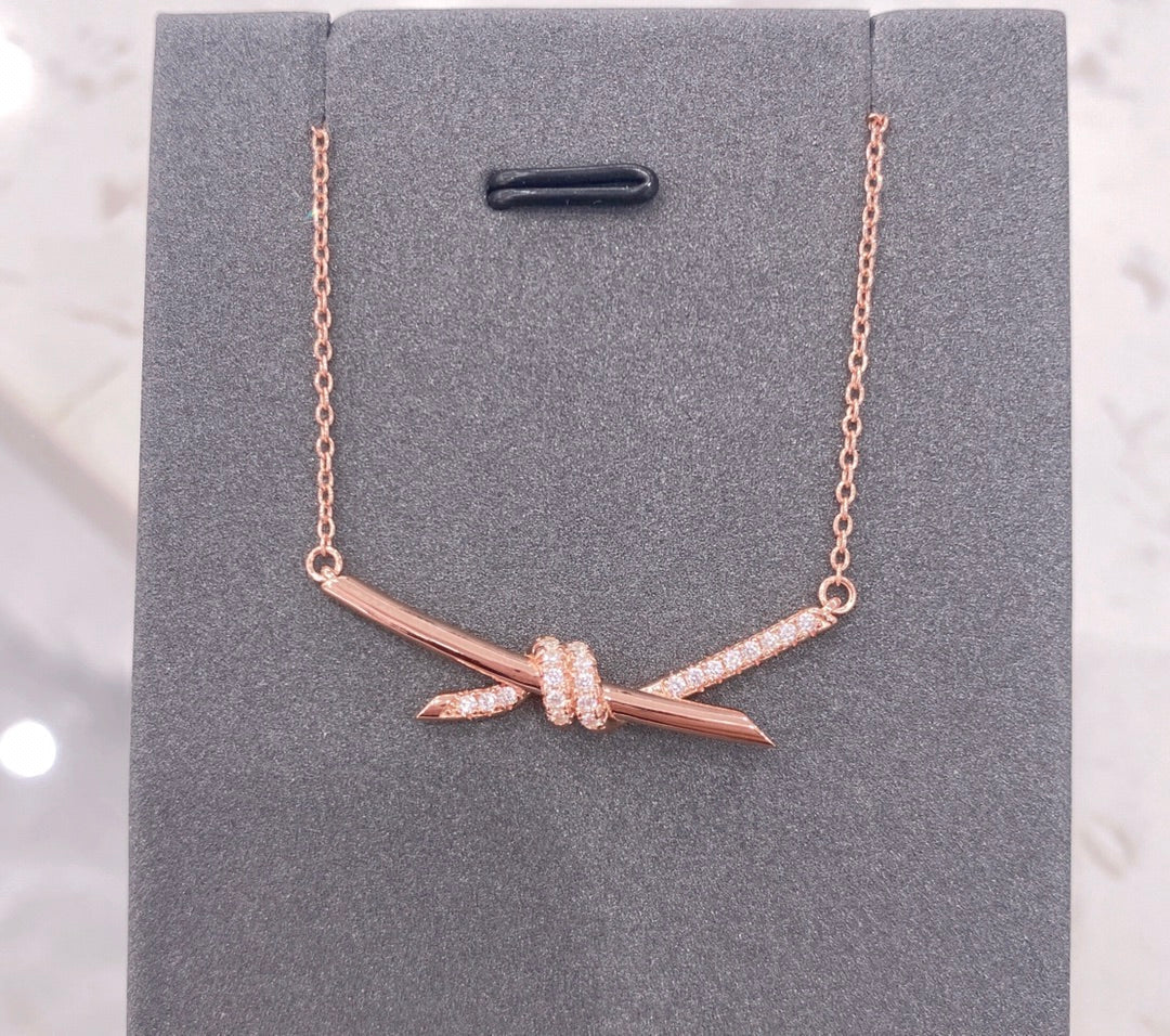 KNOT NECKLACE DIAMONDS