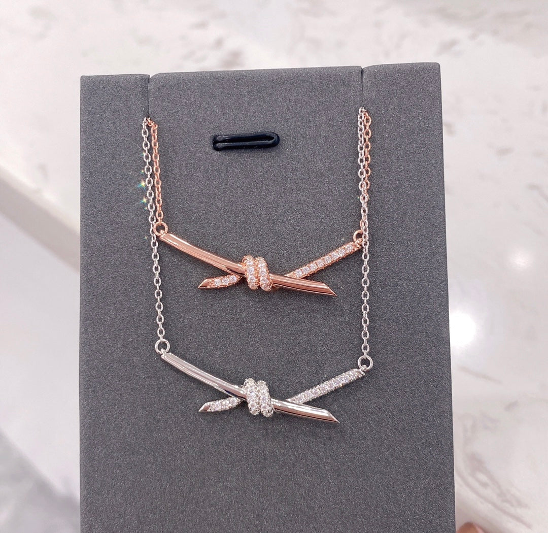 KNOT NECKLACE DIAMONDS