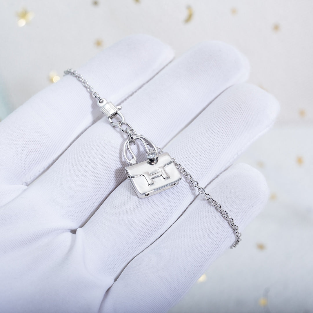 AMULETTE CONSTANCE PEDANT SILVER NECKLACE