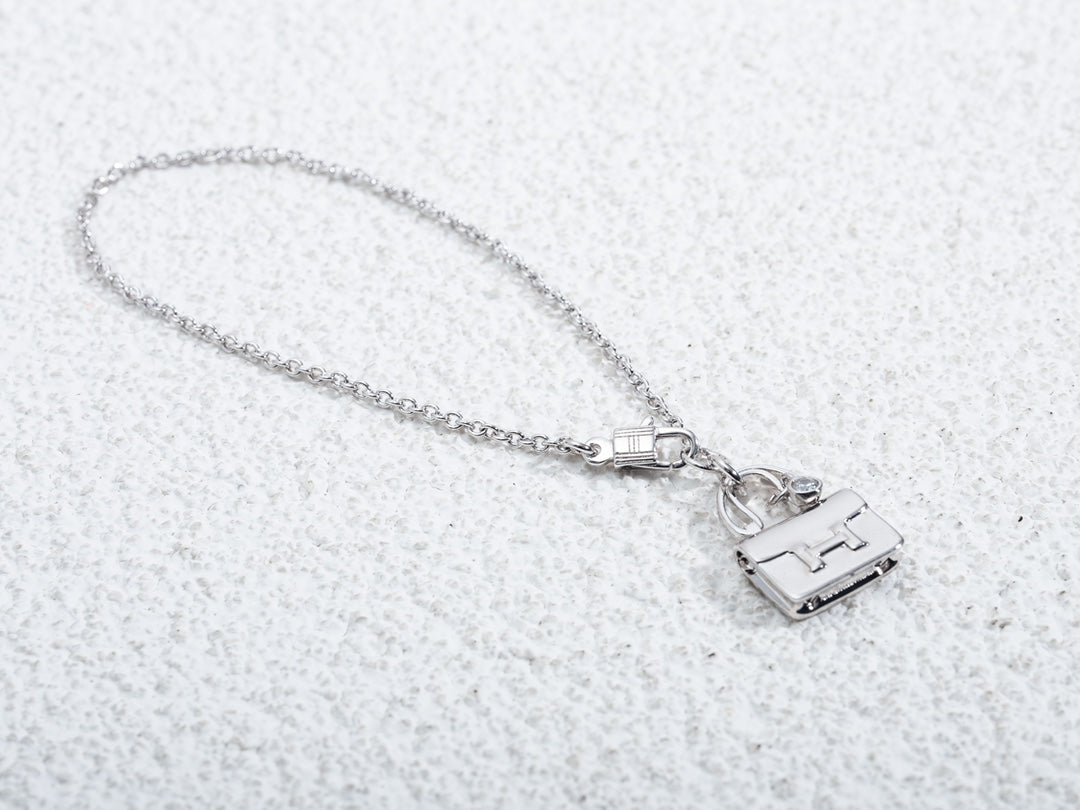 AMULETTE PEDANT SILVER NECKLACE