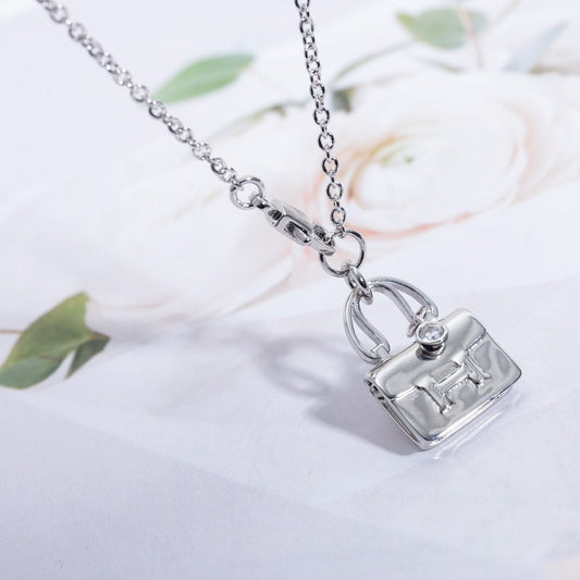 AMULETTE CONSTANCE PEDANT SILVER NECKLACE