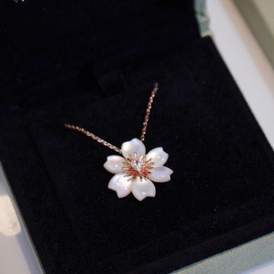 WHITE ROSE PEDANT NECKLACE