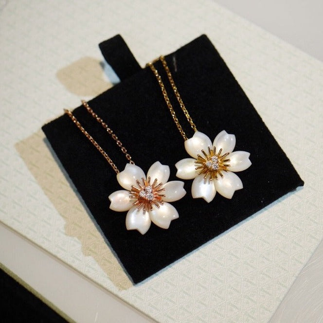 WHITE ROSE PEDANT NECKLACE