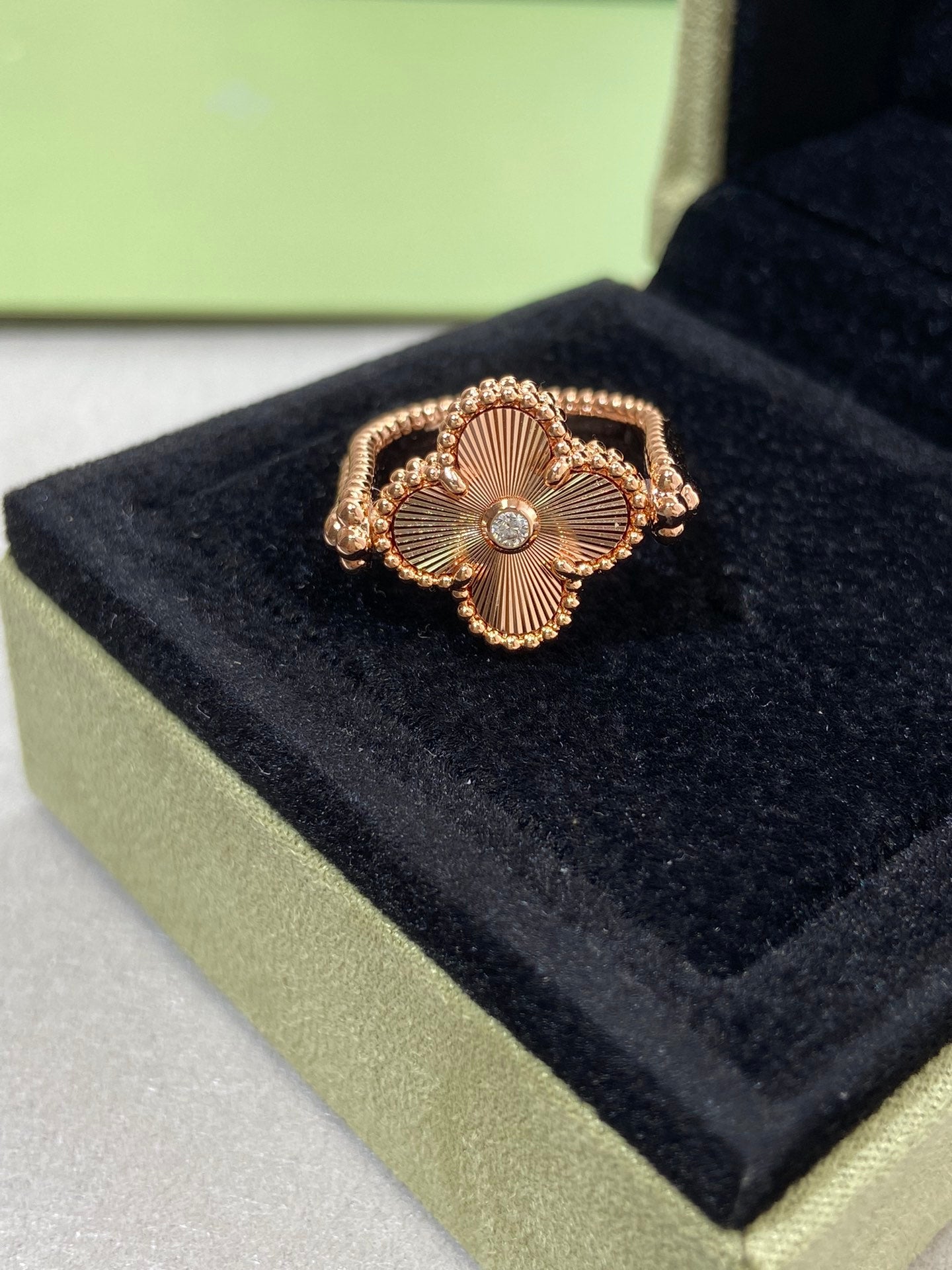 CLOVER RIVERSIBLE PINK GOLD RING