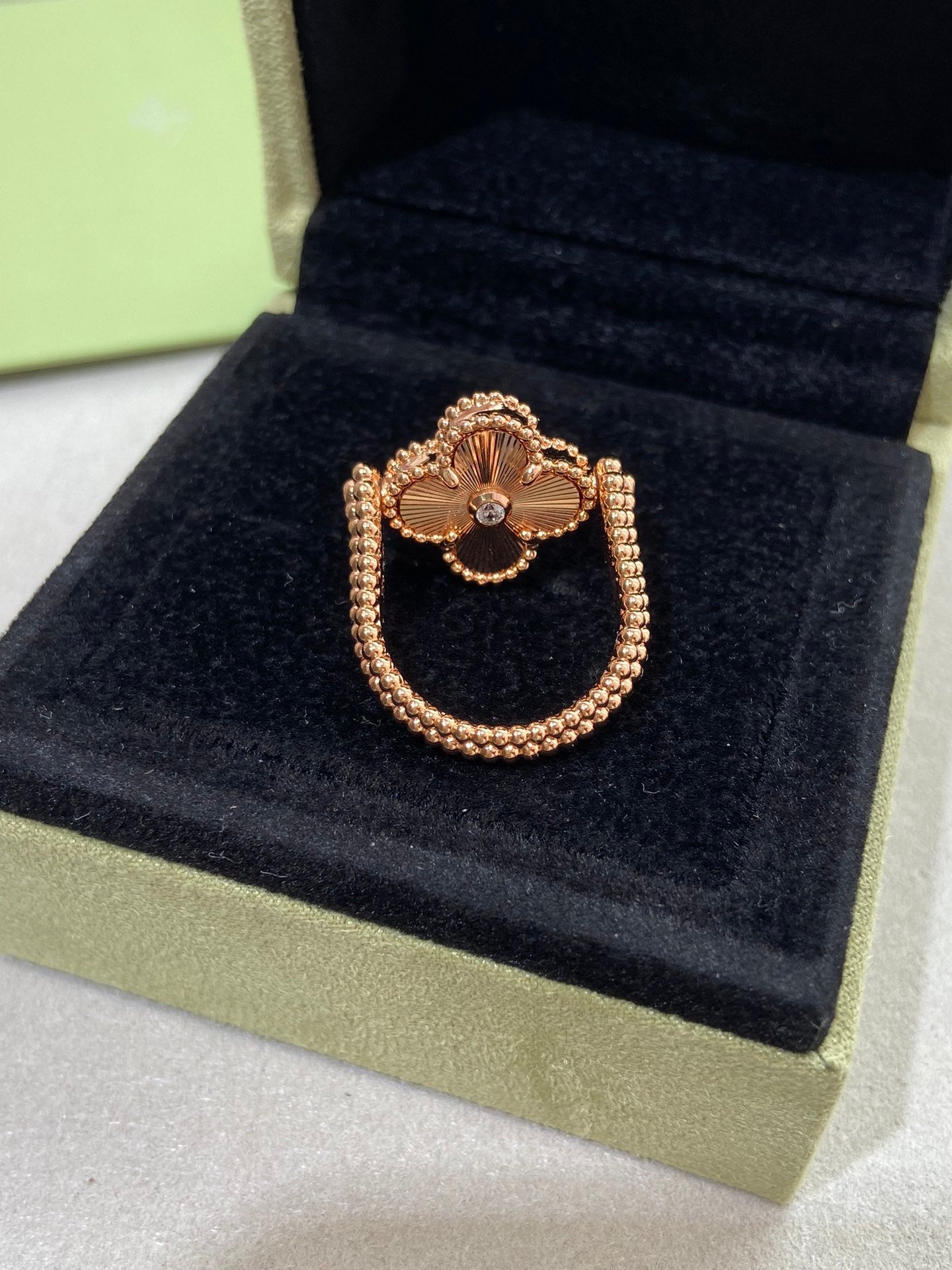 CLOVER RIVERSIBLE PINK GOLD RING