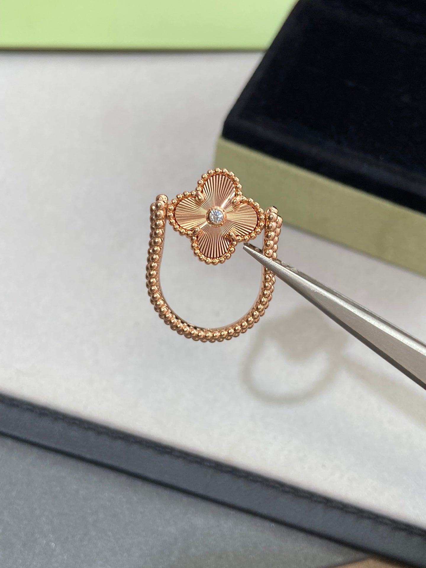 CLOVER RIVERSIBLE PINK GOLD RING