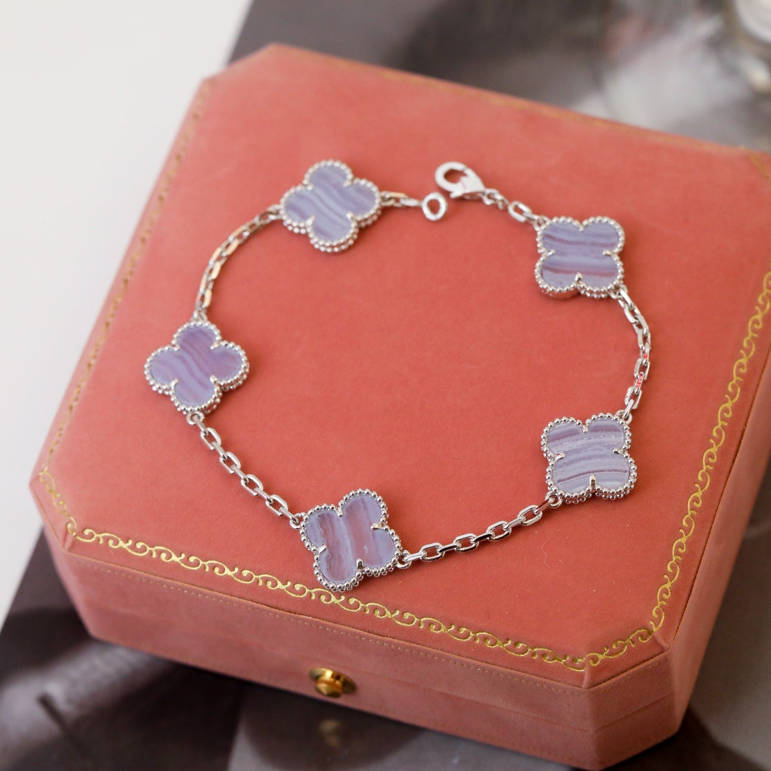 CLOVER 5 MOTIF SILVER CHALCEDONY BRACELET