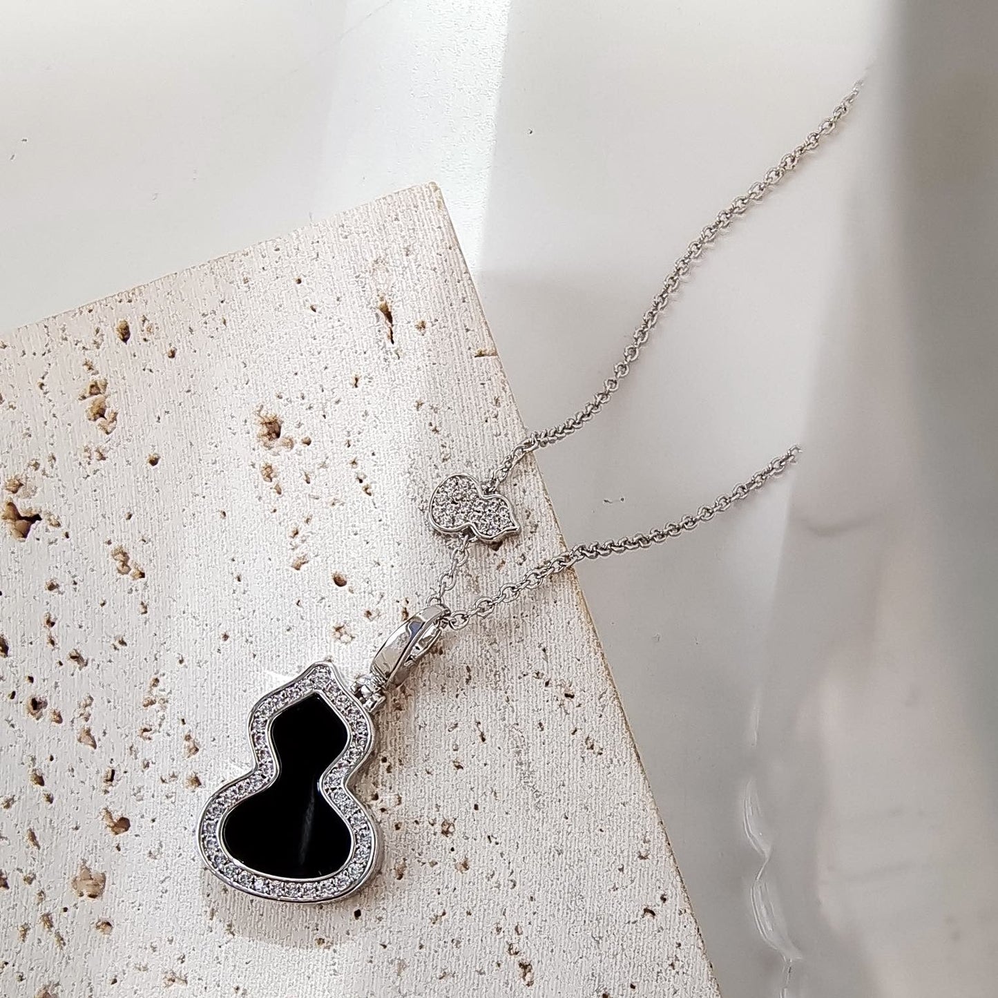 WULU 2 MOTIF ONYX SILVER NECKLACE