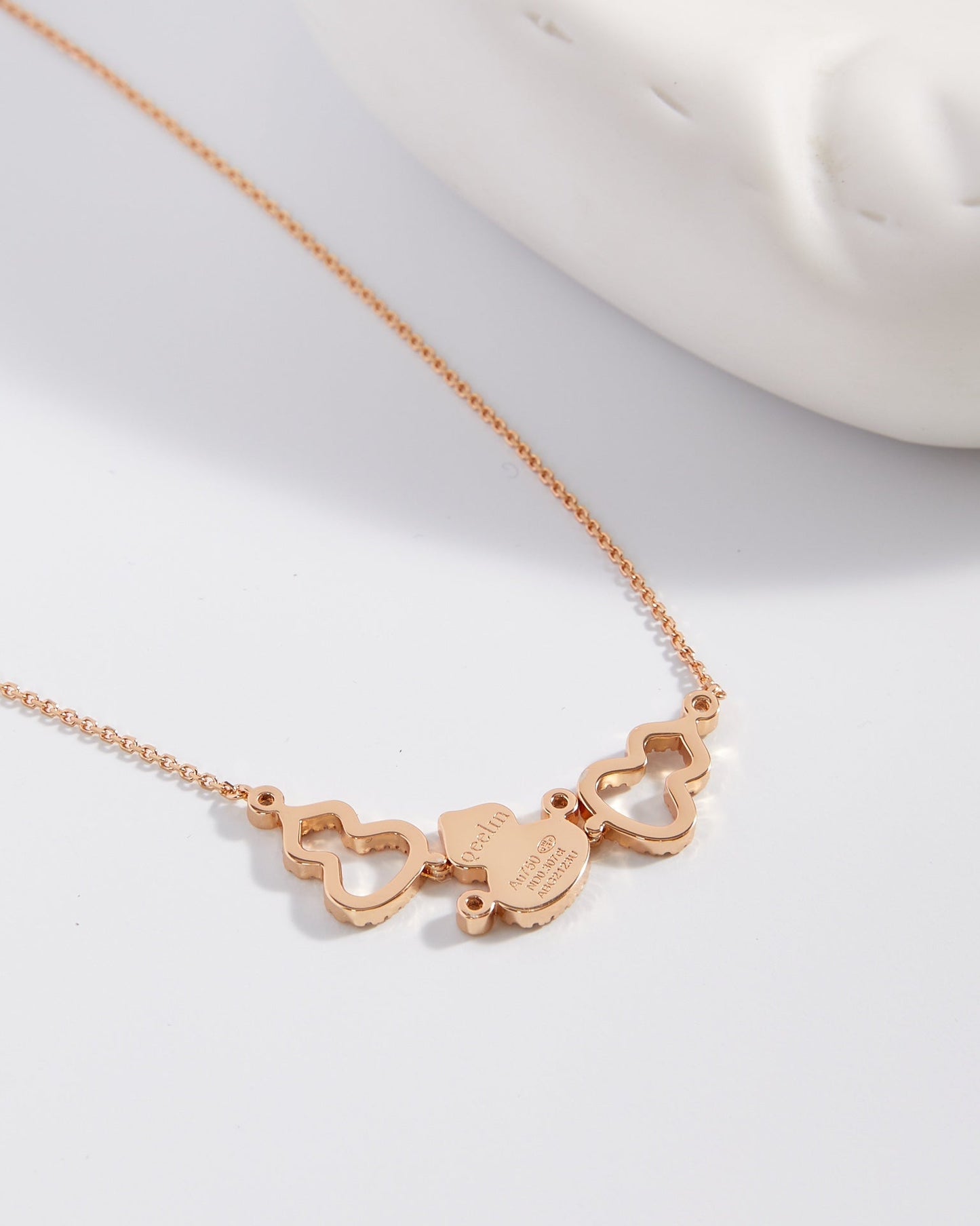 WULU 3 MOTIF DIAMOND PINK GOLD NECKLACE