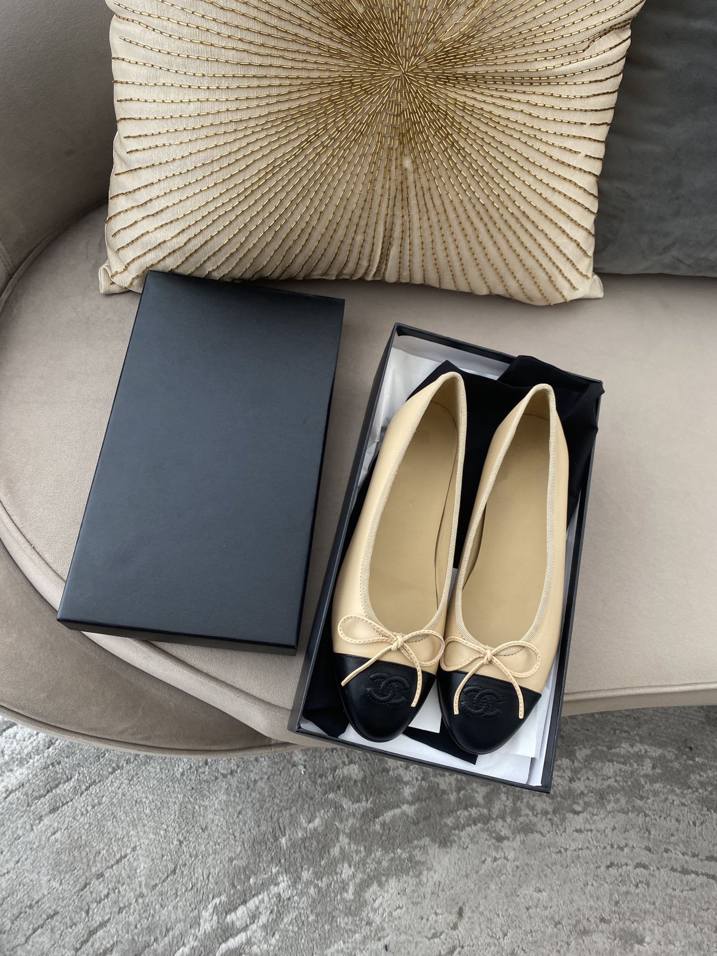 ballet flats beige black lambskin