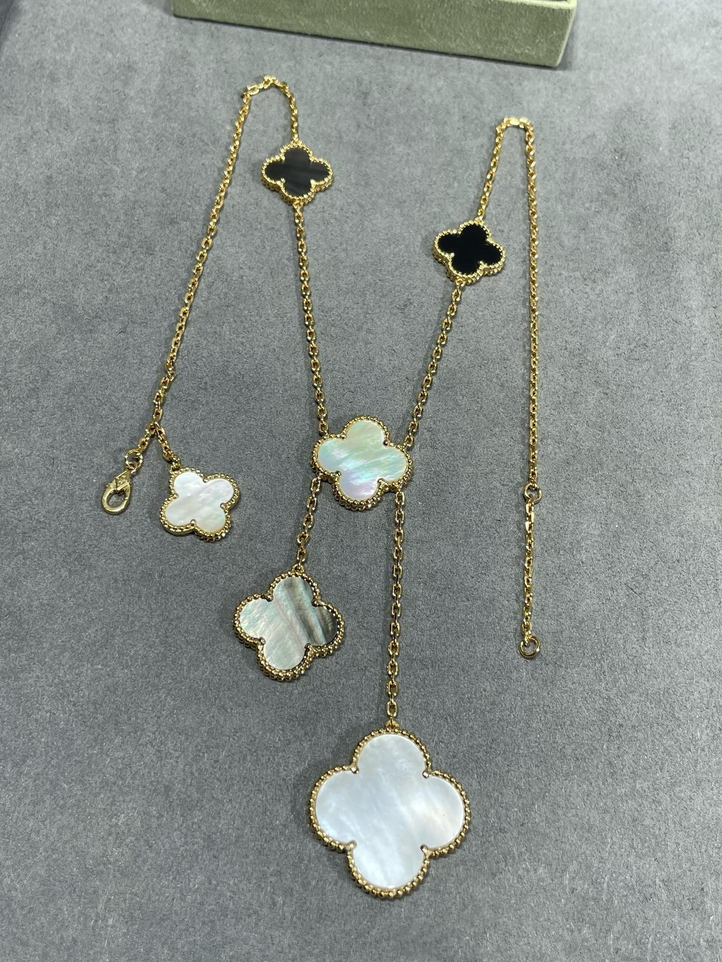 CLOVER 6 MOTIF MOP ONYX GOLD NECKLACE