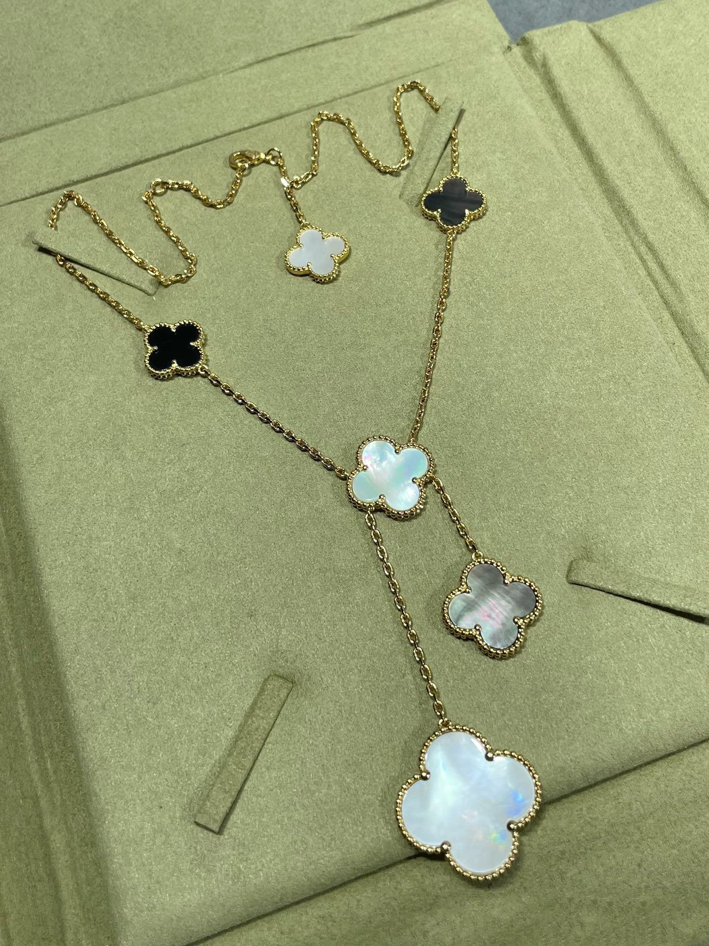 CLOVER 6 MOTIF MOP ONYX GOLD NECKLACE