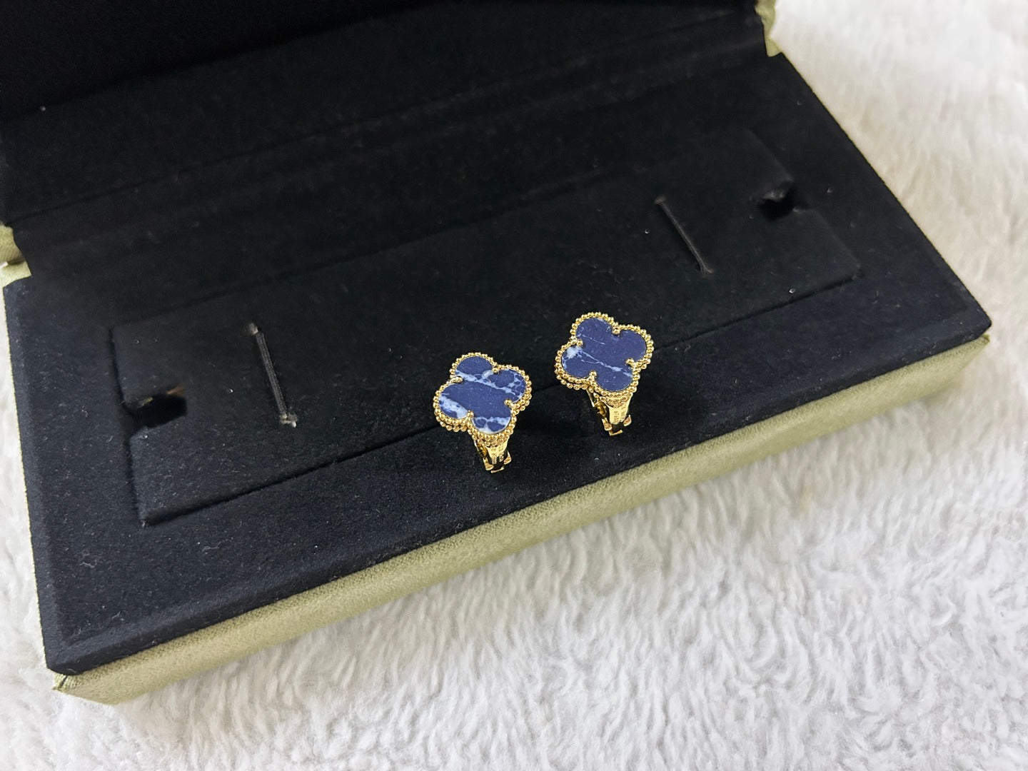 CLOVER PIETERSITE MEDIUM STUD EARRINGS