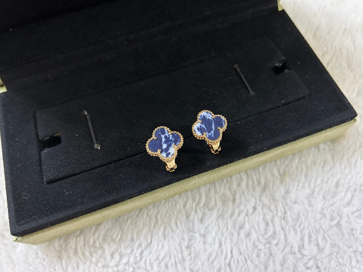 CLOVER PIETERSITE MEDIUM STUD EARRINGS