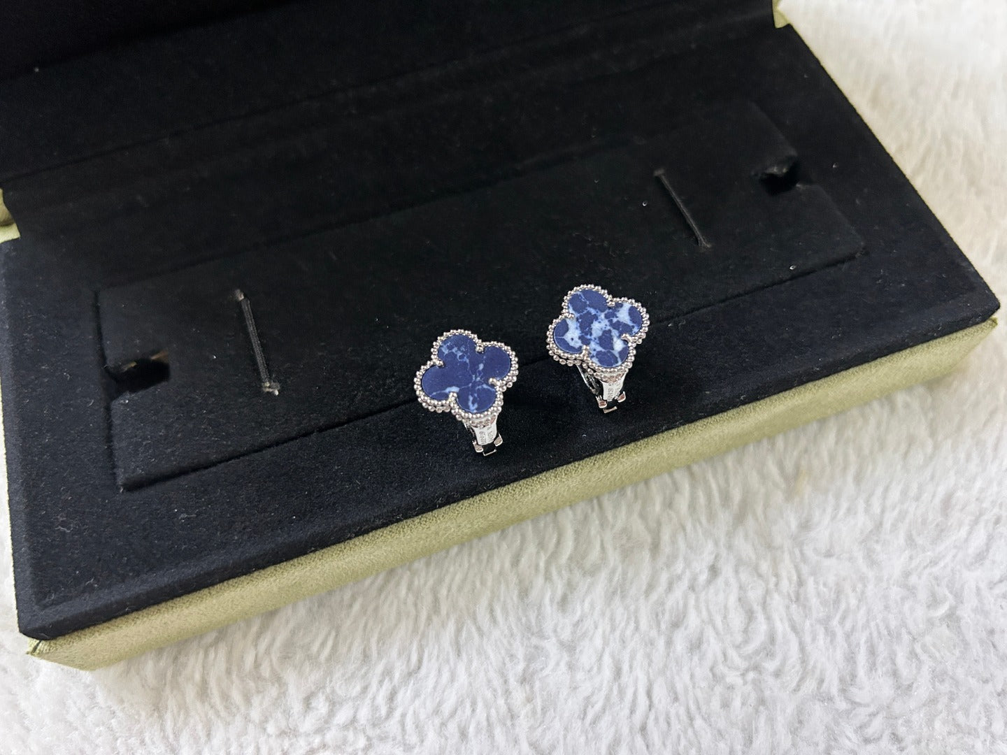 CLOVER PIETERSITE MEDIUM STUD EARRINGS