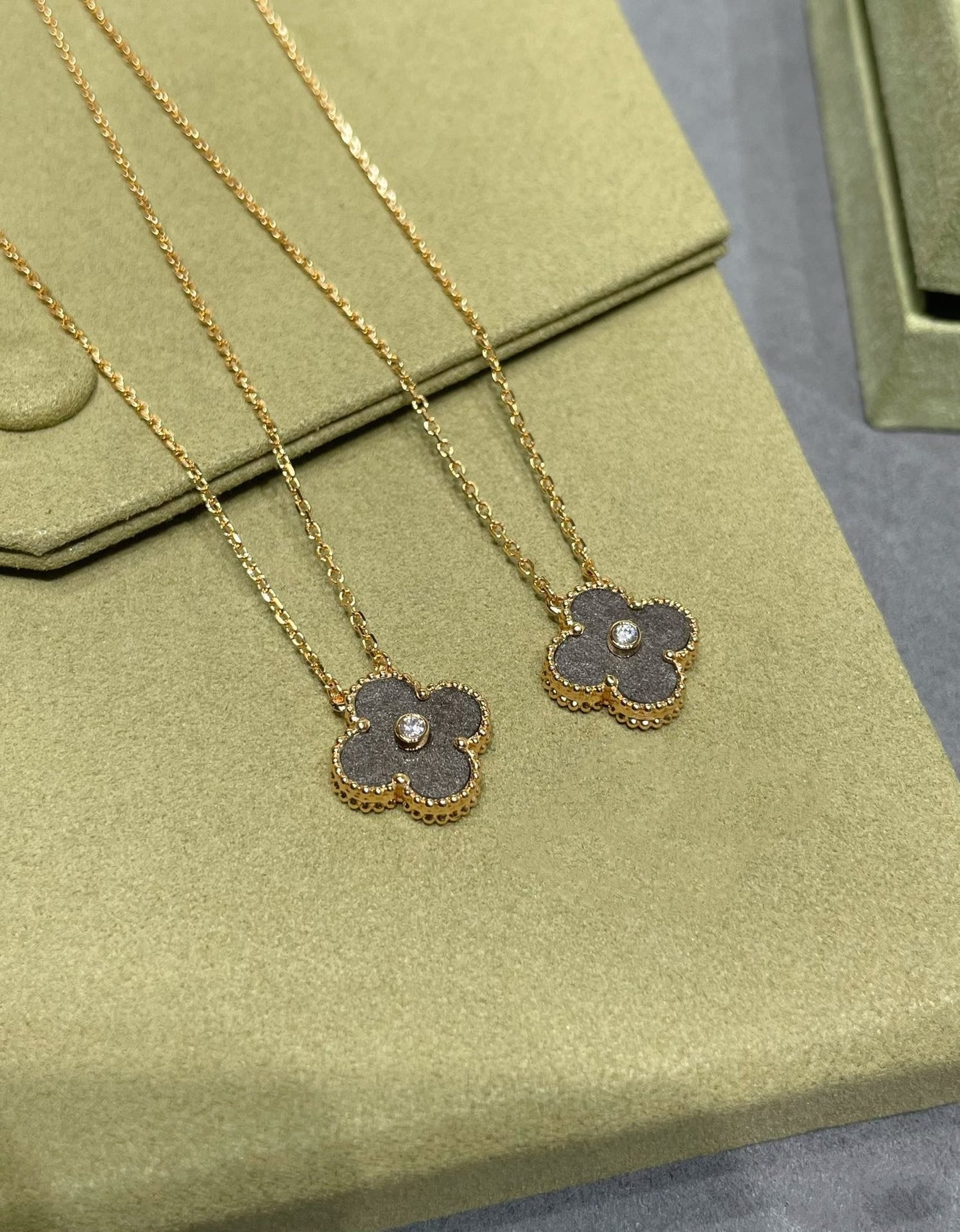 CLOVER GREY MOP DIAMOND PINK GOLD NECKLACE