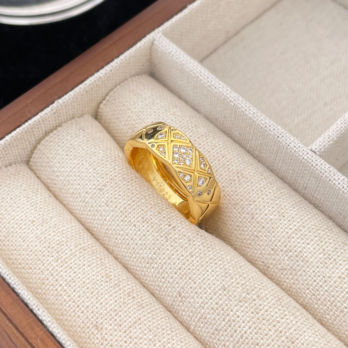 CRUSH RING 6.8MM GOLD DIAMONDS QUILTED