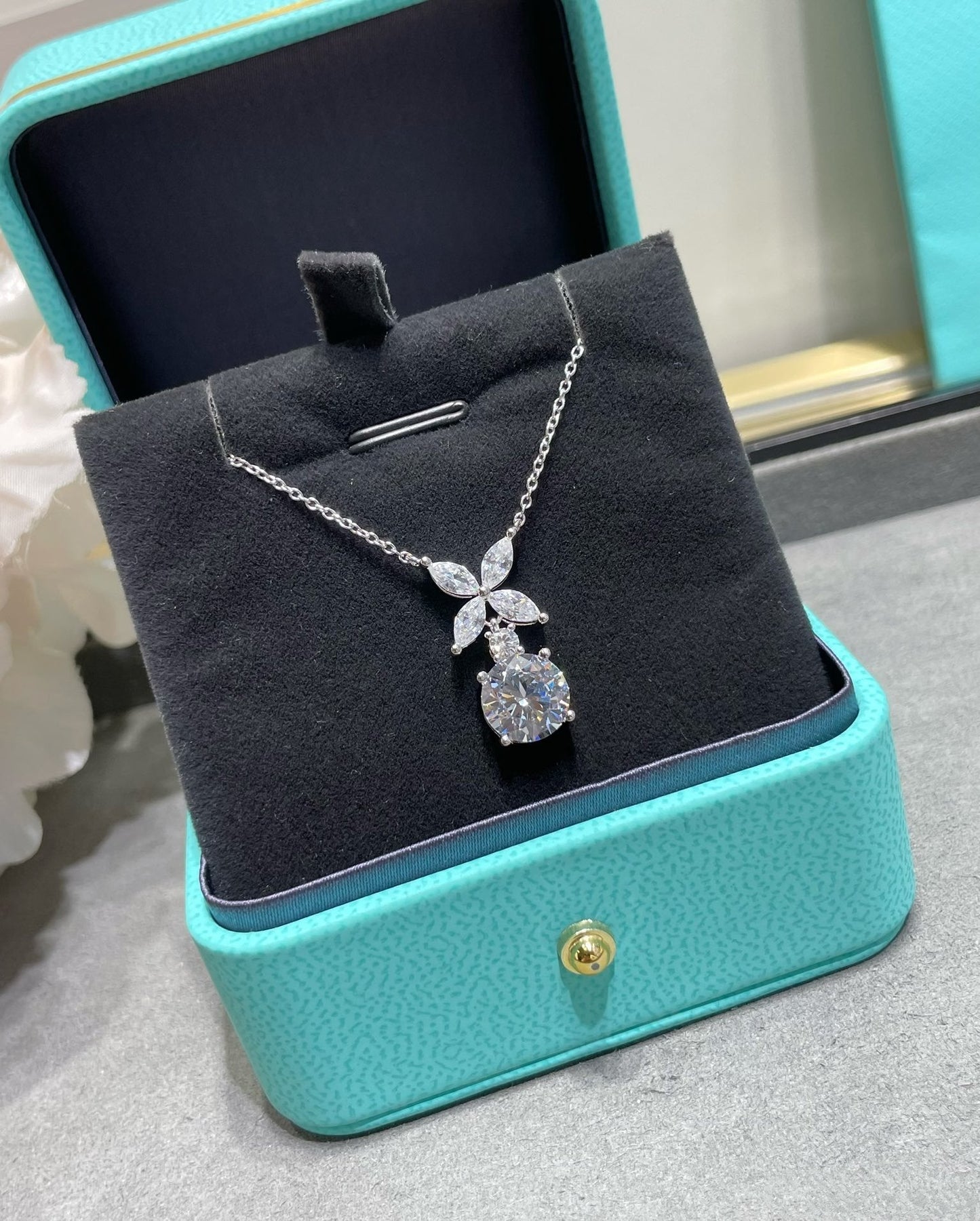 VICTORIA PENDANT SILVER DIAMOND NECKLACE