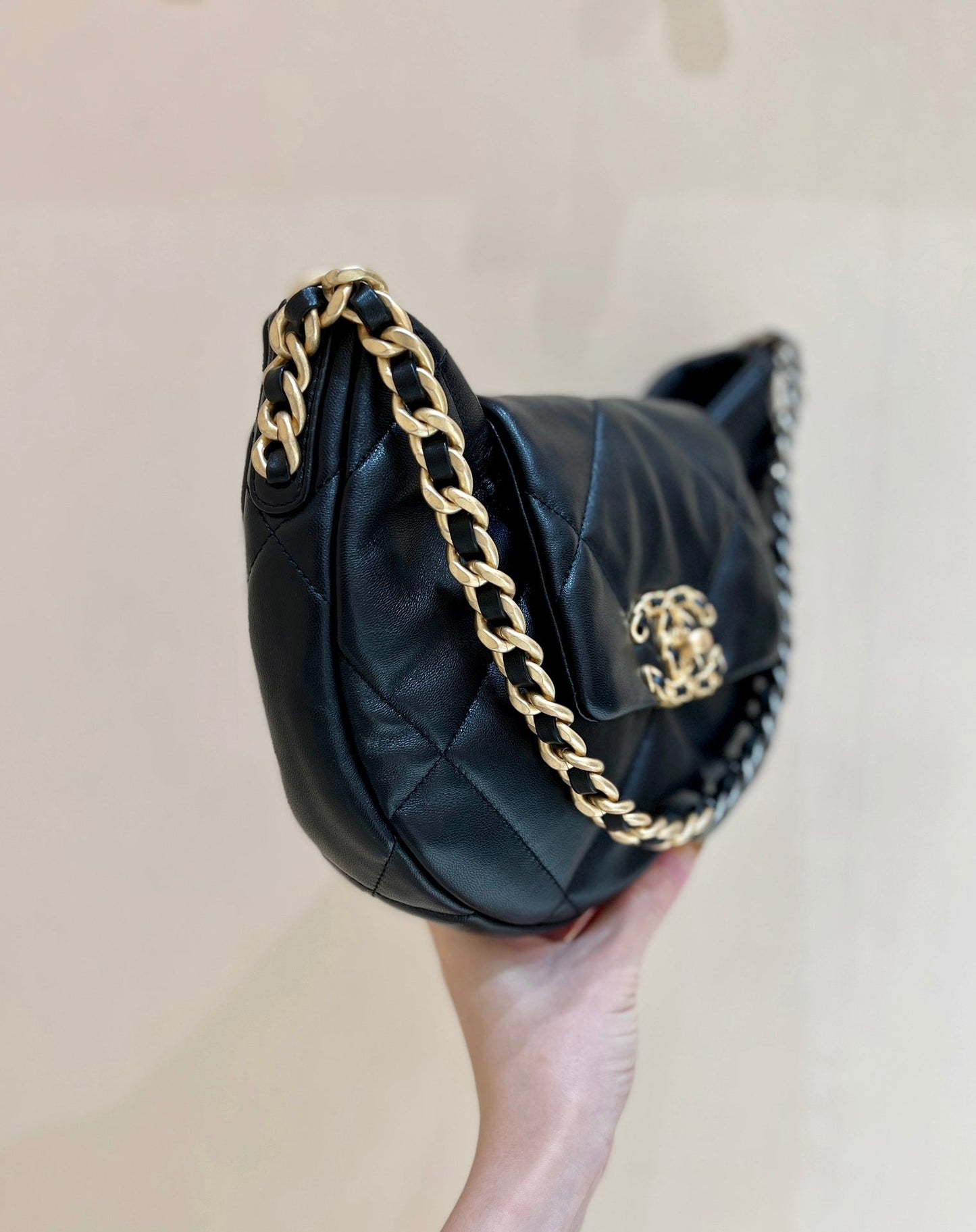 CC 19 HOBO BAG 29CM BLACK GOATSKIN GOLD HARDWARE