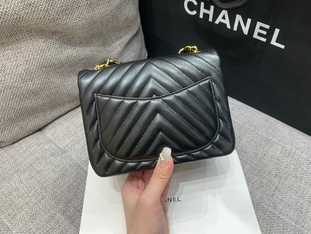 MINI SQUARE FLAP BAG 17CM BLACK LAMBSKIN CHEVRON GOLD HARDWARE