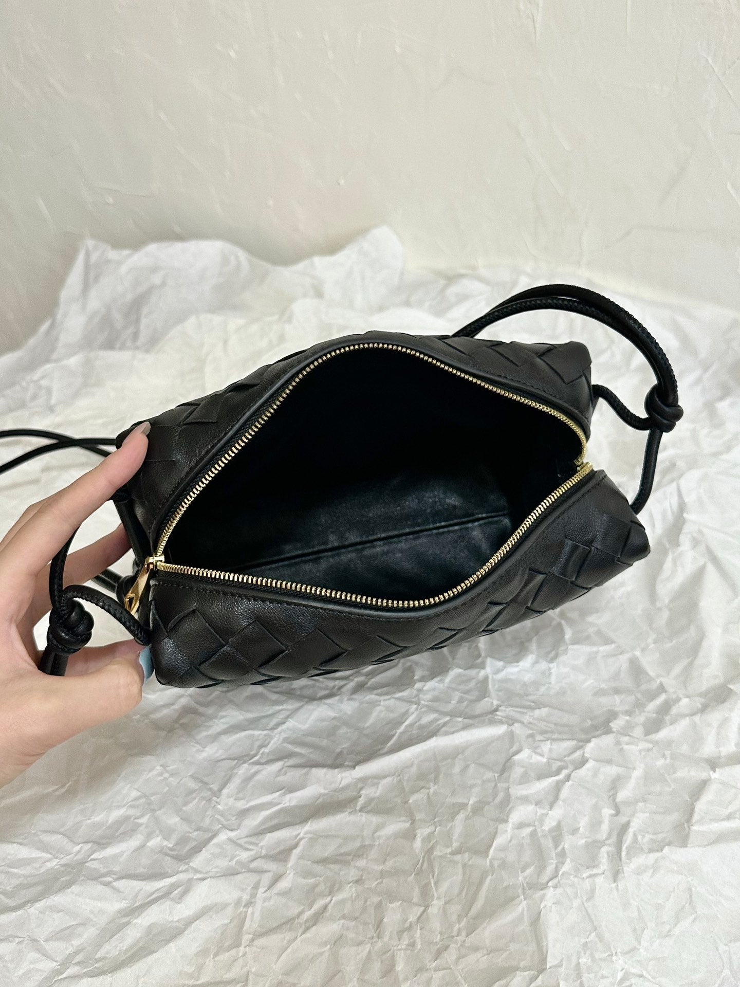 BV LOOP SMALL 23CM BLACK CALFSKIN