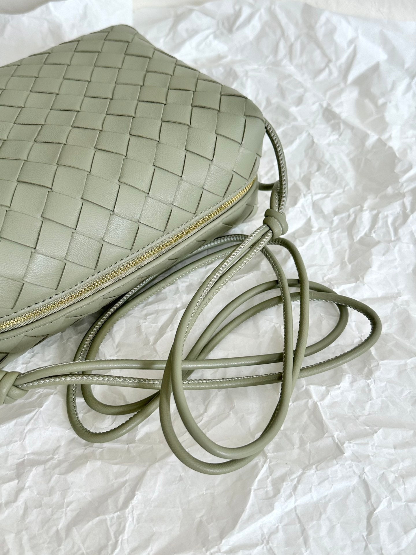 BV LOOP SMALL 23CM KHAKI CALFSKIN