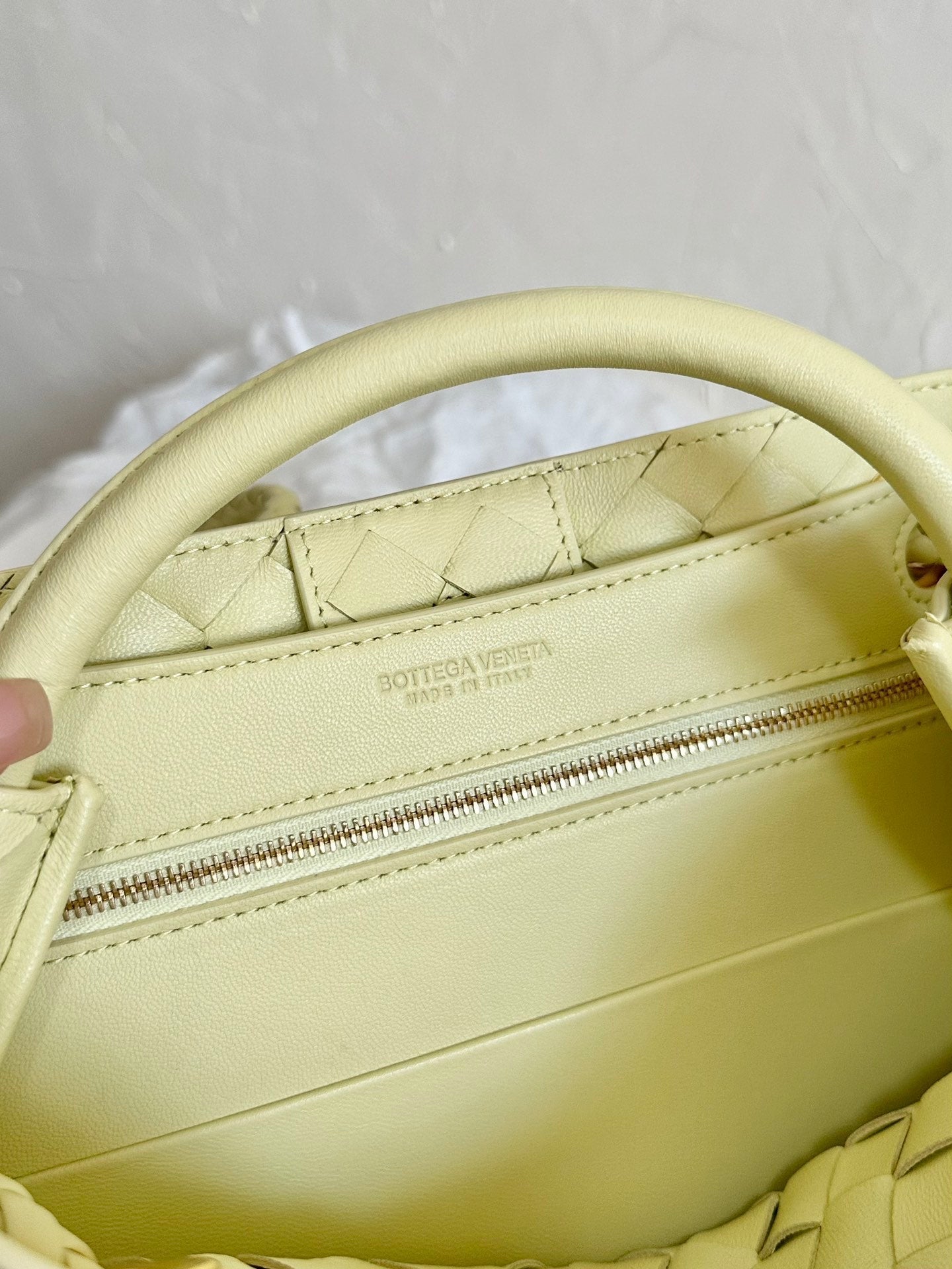 BV SMALL ANDIAMO 25CM LIGHT YELLOW LAMBSKIN