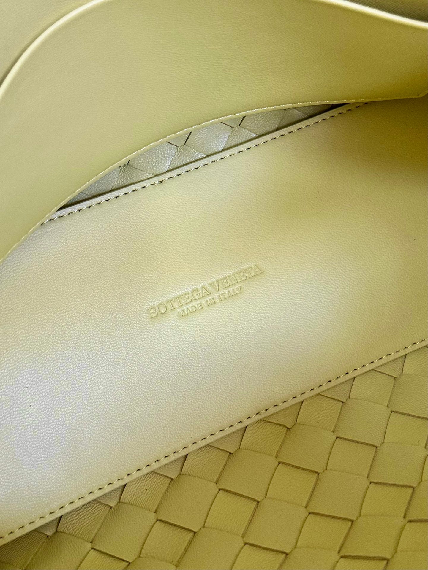 BV SMALL ANDIAMO 25CM LIGHT YELLOW LAMBSKIN