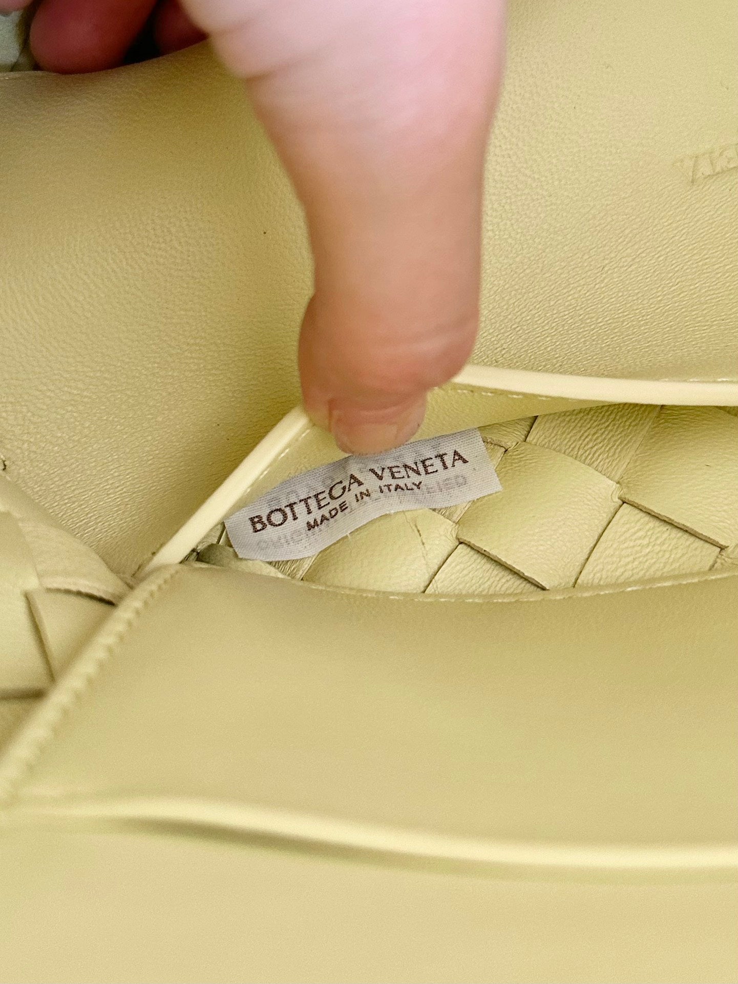 BV SMALL ANDIAMO 25CM LIGHT YELLOW LAMBSKIN