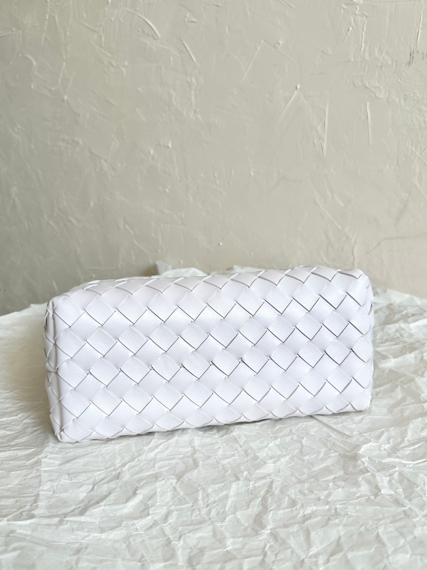 BV SMALL ANDIAMO 25CM WHITE LAMBSKIN