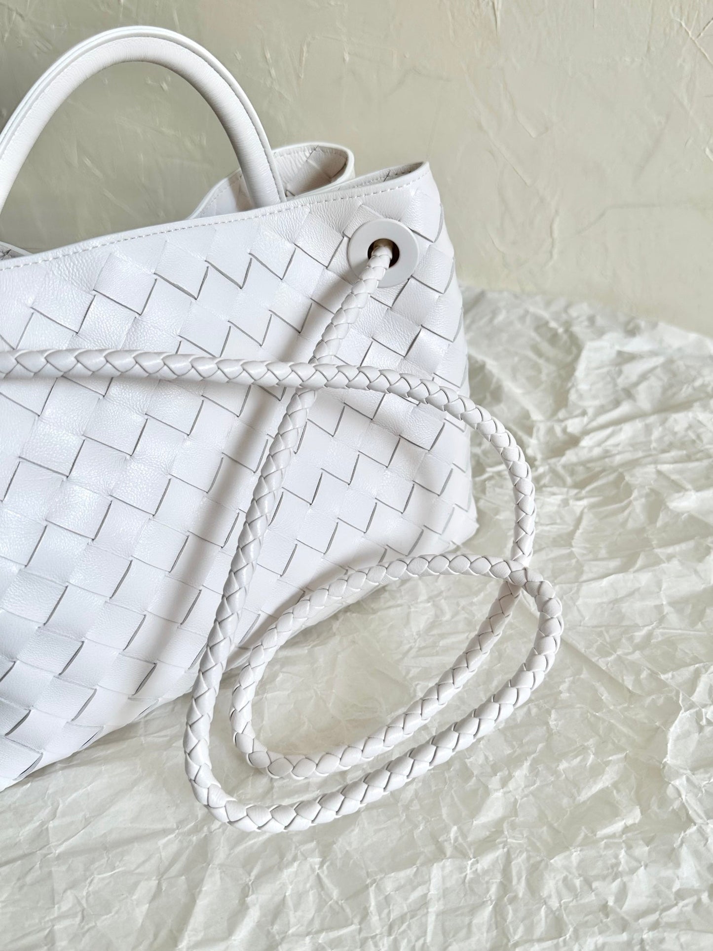 BV SMALL ANDIAMO 25CM WHITE LAMBSKIN