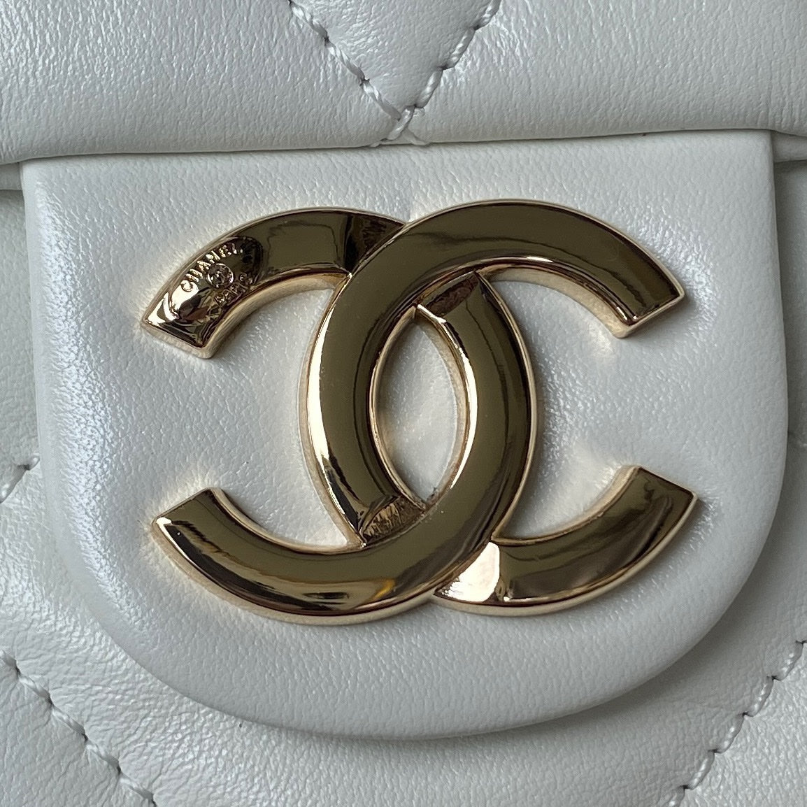 CC 19 TOTE 33CM WHITE LAMBSKIN GOLD HARDWARE