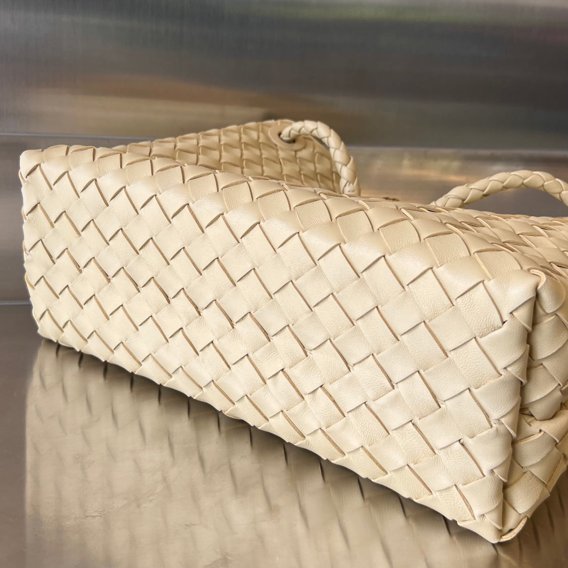 BV MEDIUM ANDIAMO 32CM BEIGE LAMBSKIN