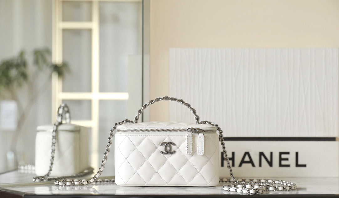 CC VANITY CASE 17 WHITE LAMBSKIN SILVER HARDWARE