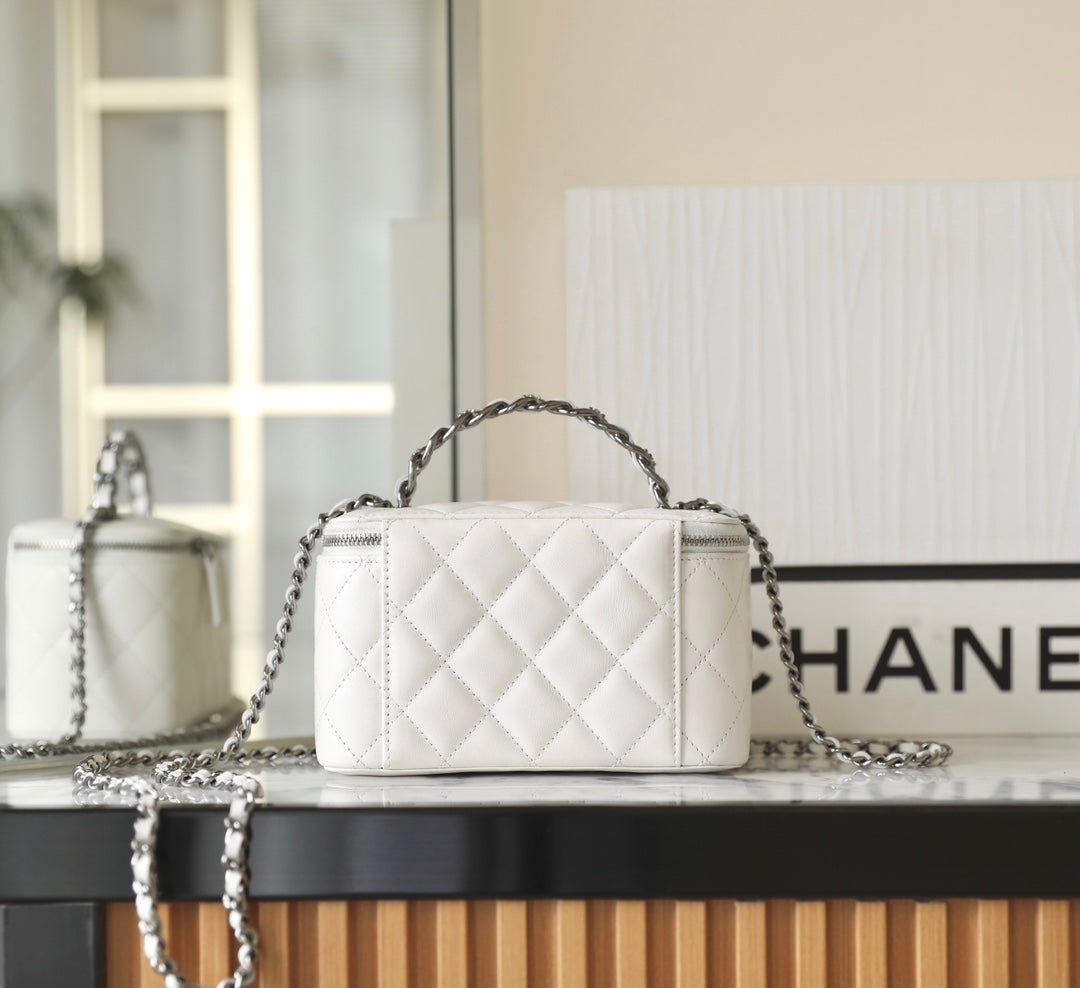 CC VANITY CASE 17 WHITE LAMBSKIN SILVER HARDWARE