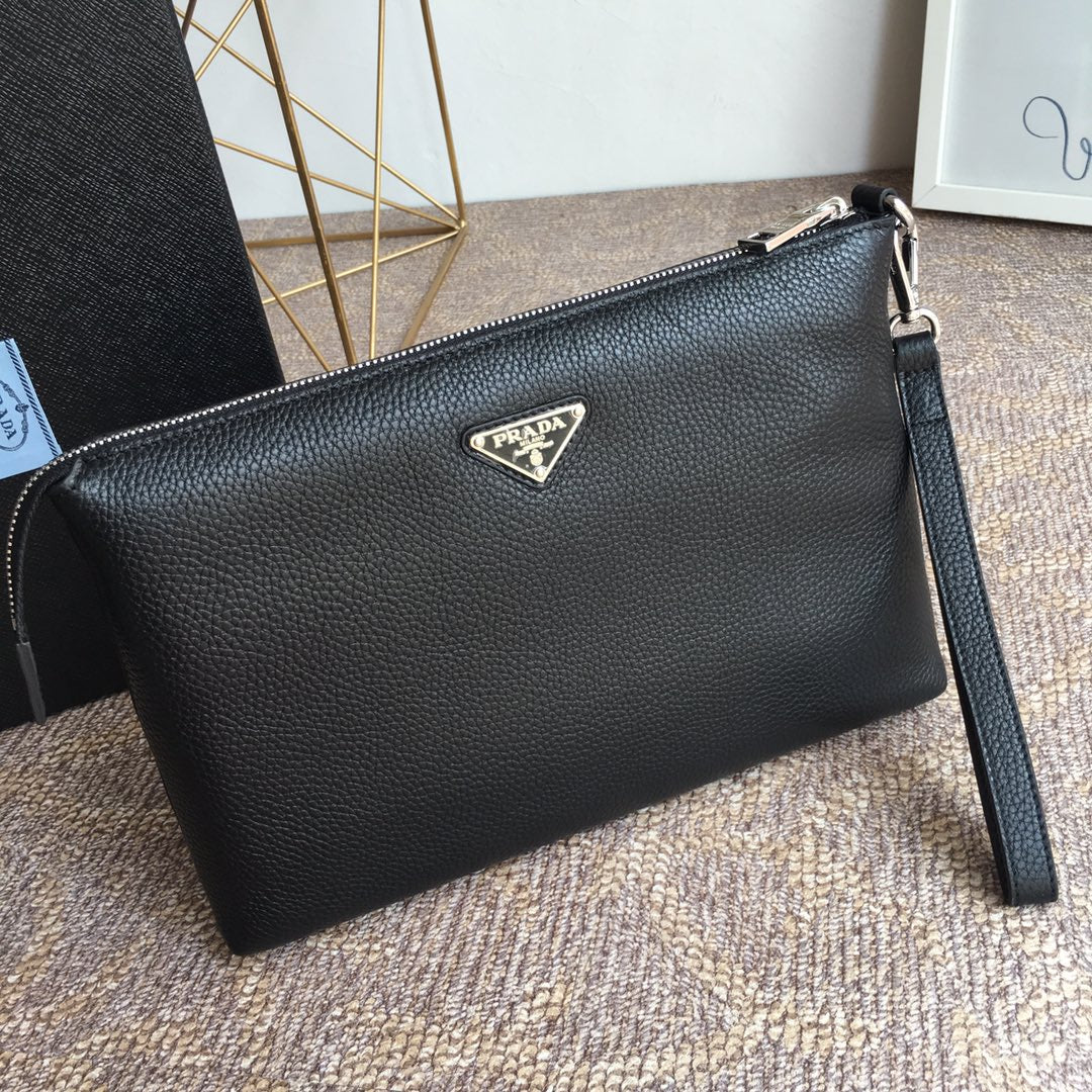 CLUTCH 29 IN BLACK GRAINED CALFSKIN SILVER HARDWARE