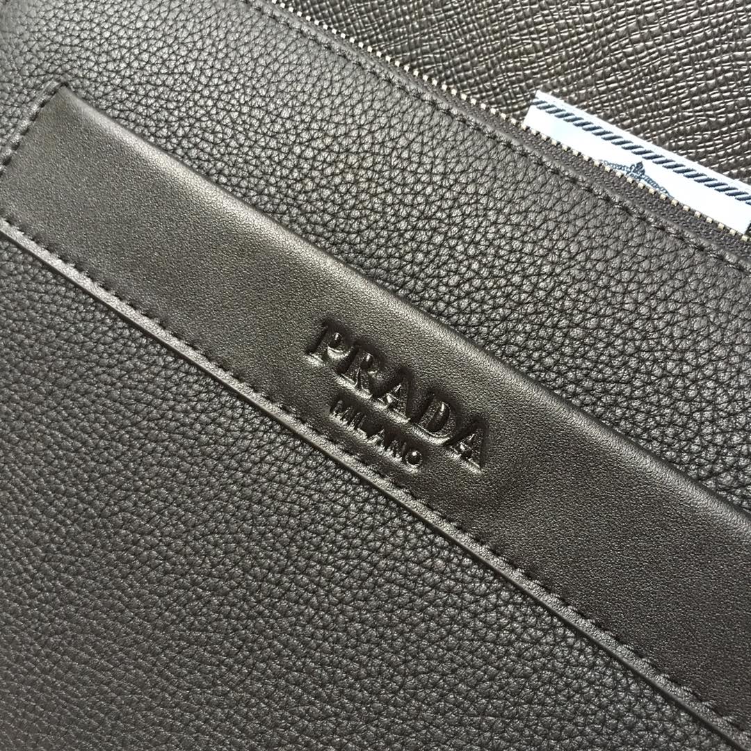 CLUTCH 26 IN BLACK DEERSKIN EMBOSSED LOGO