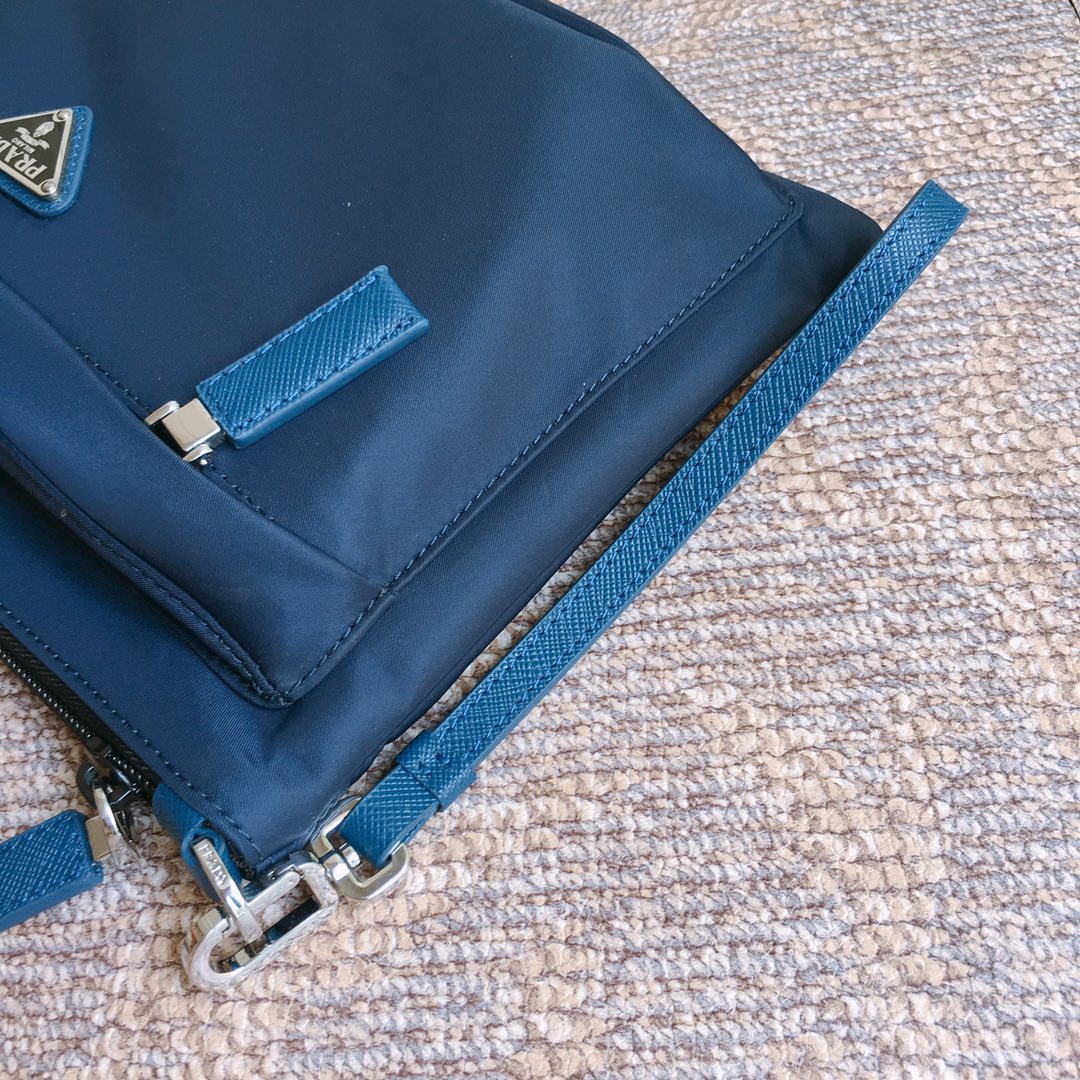 CLUTCH 28 IN NAVY BLUE RE-NYLON