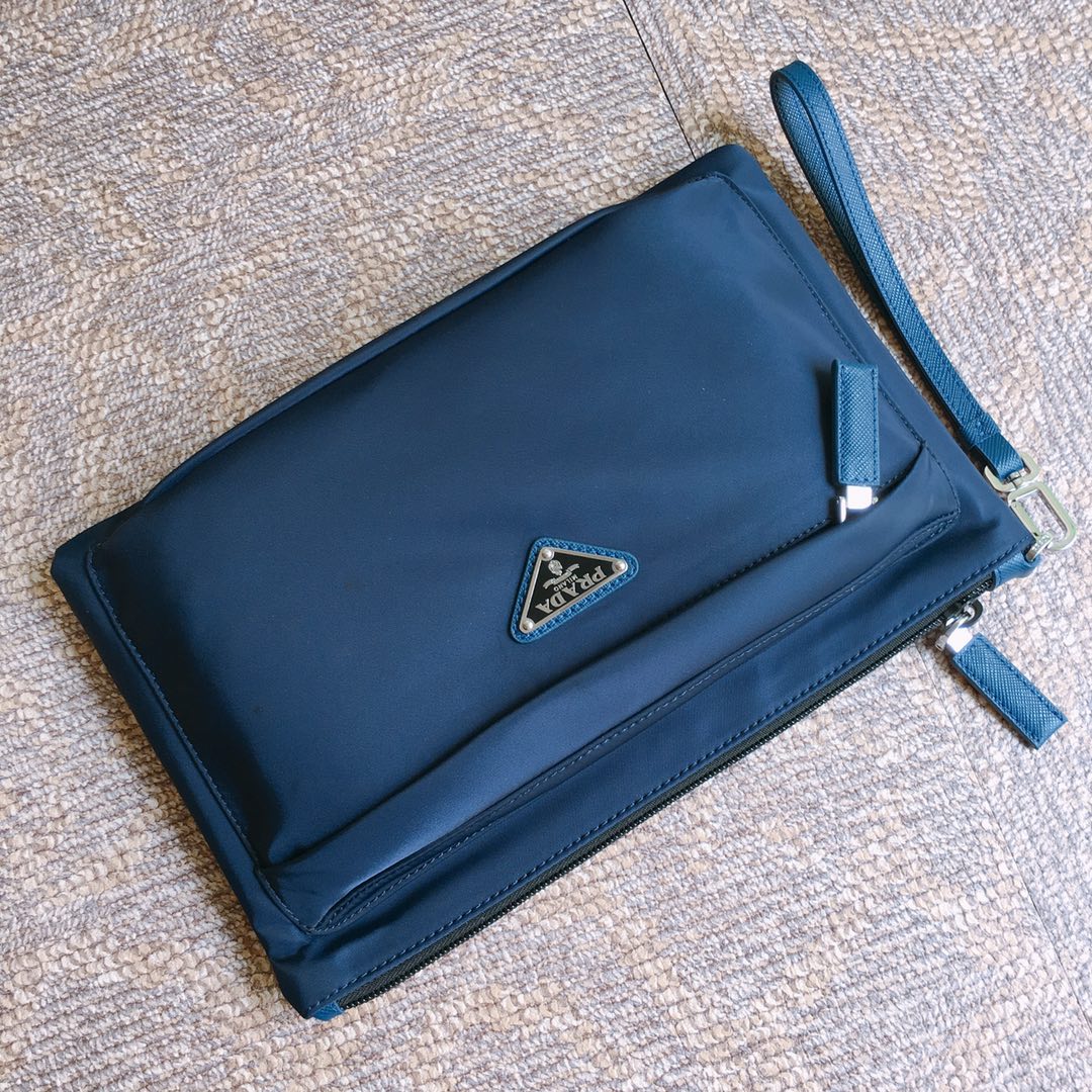 CLUTCH 28 IN NAVY BLUE RE-NYLON