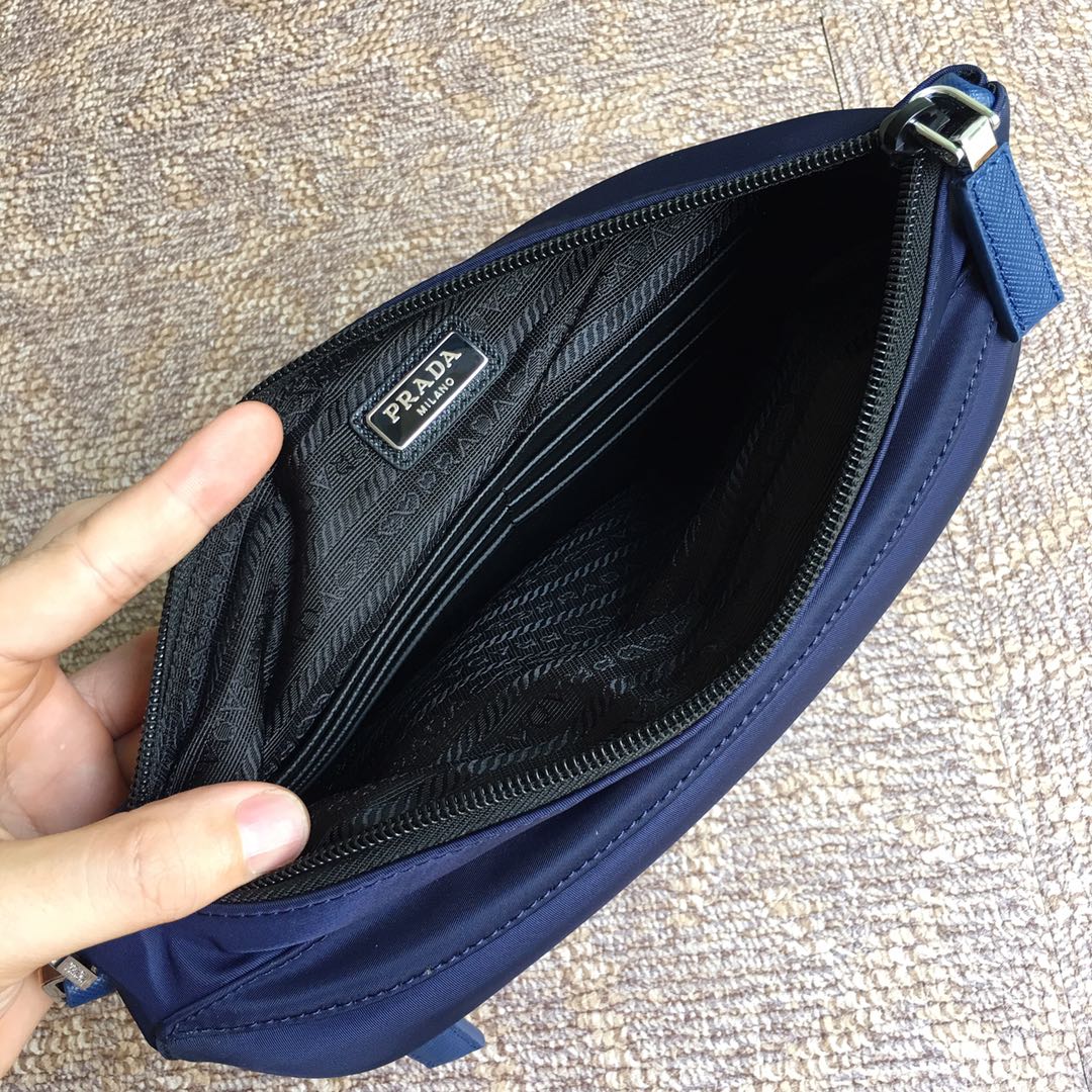 CLUTCH 28 IN NAVY BLUE RE-NYLON