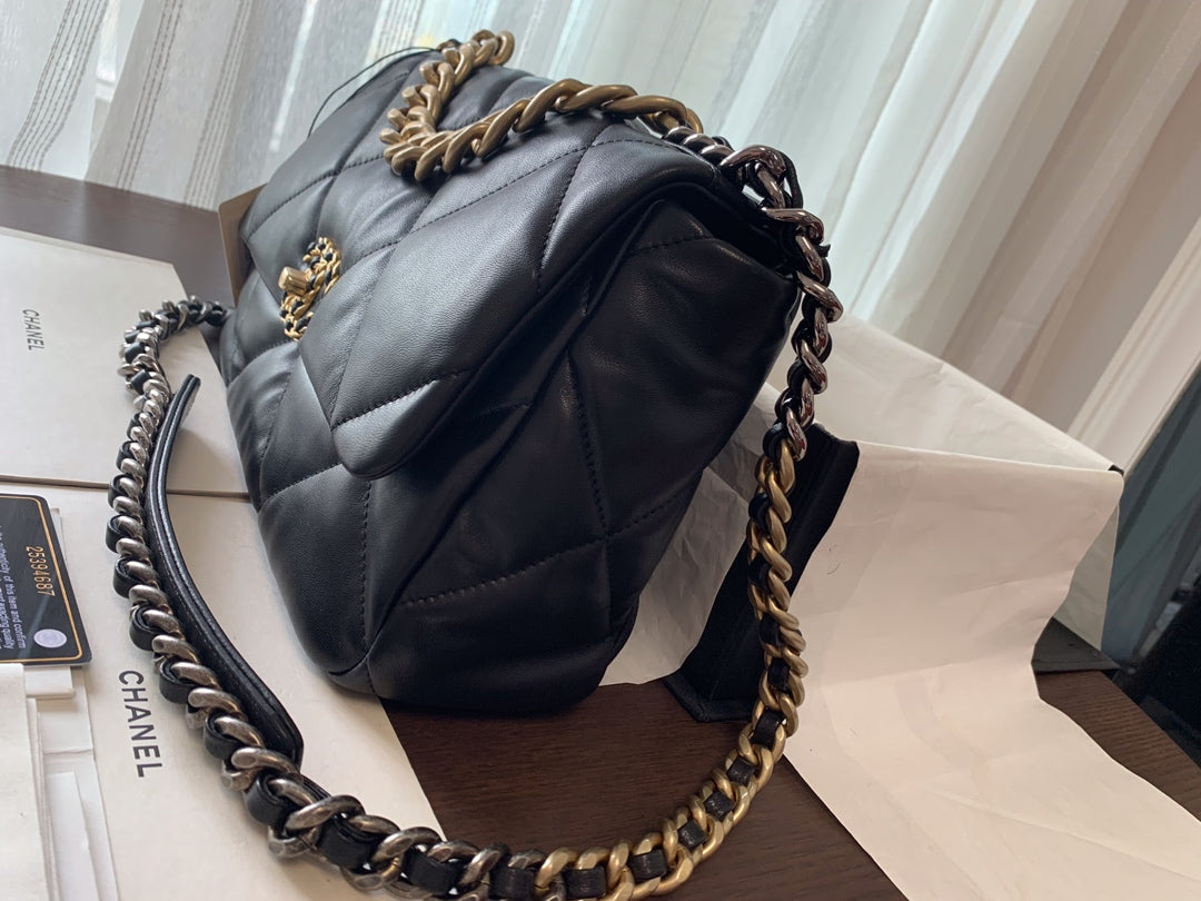 19 FLAP BAG 30 BLACK GOATSKIN GOLD HARDWARE